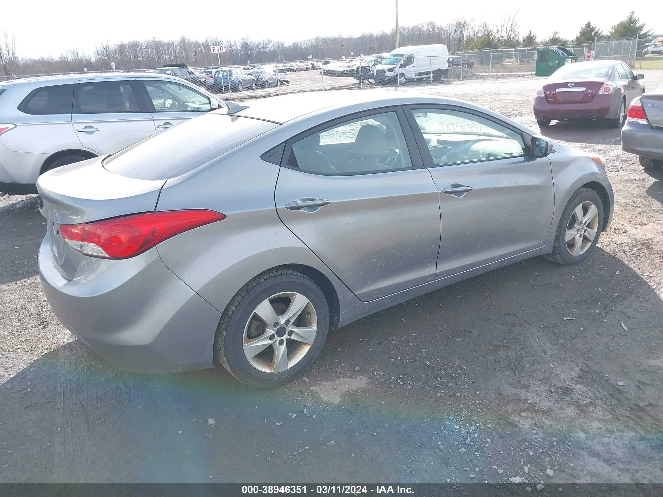 Photo 3 VIN: KMHDH4AE8BU129509 - HYUNDAI ELANTRA 