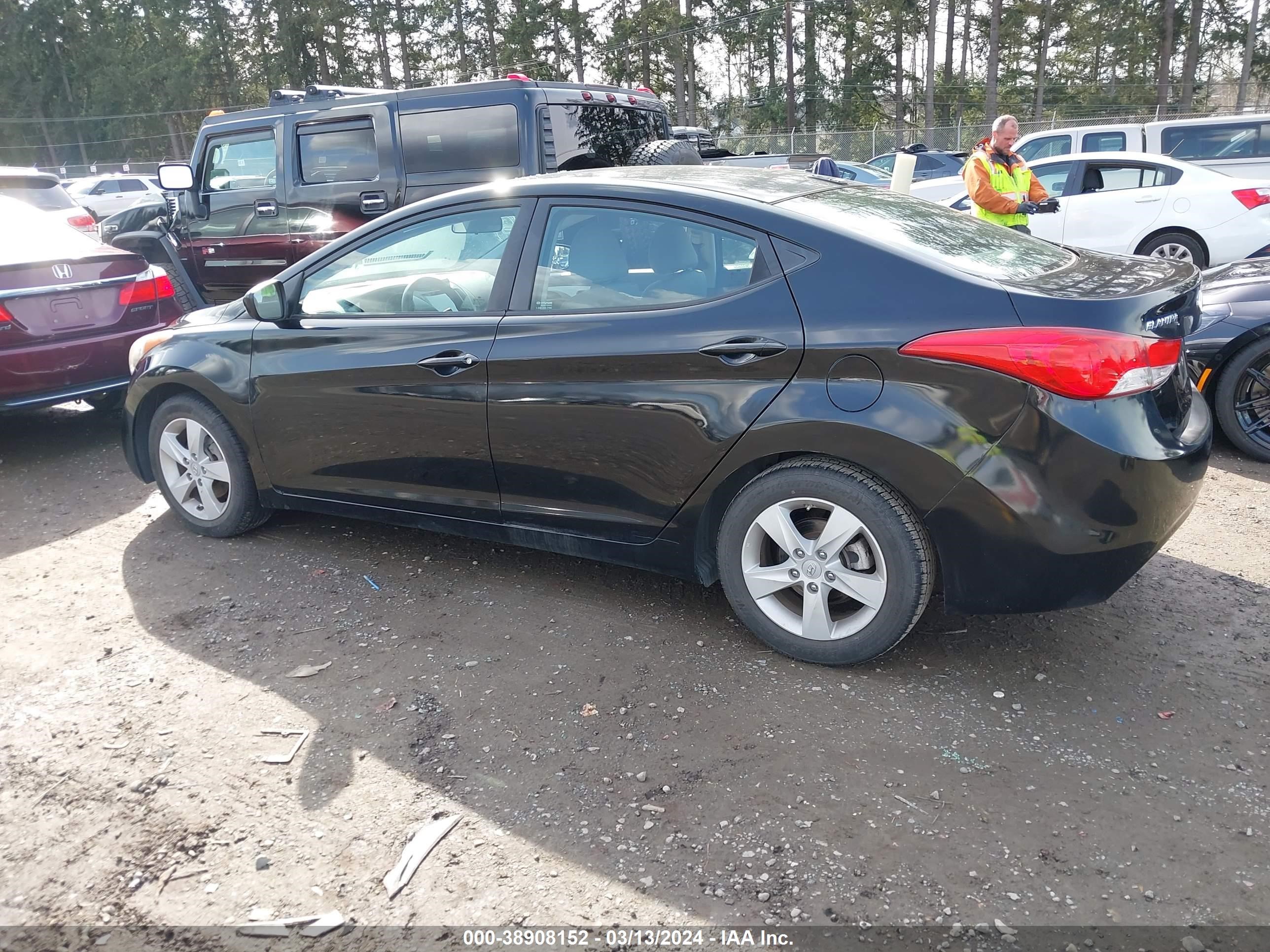 Photo 12 VIN: KMHDH4AE8BU143829 - HYUNDAI ELANTRA 