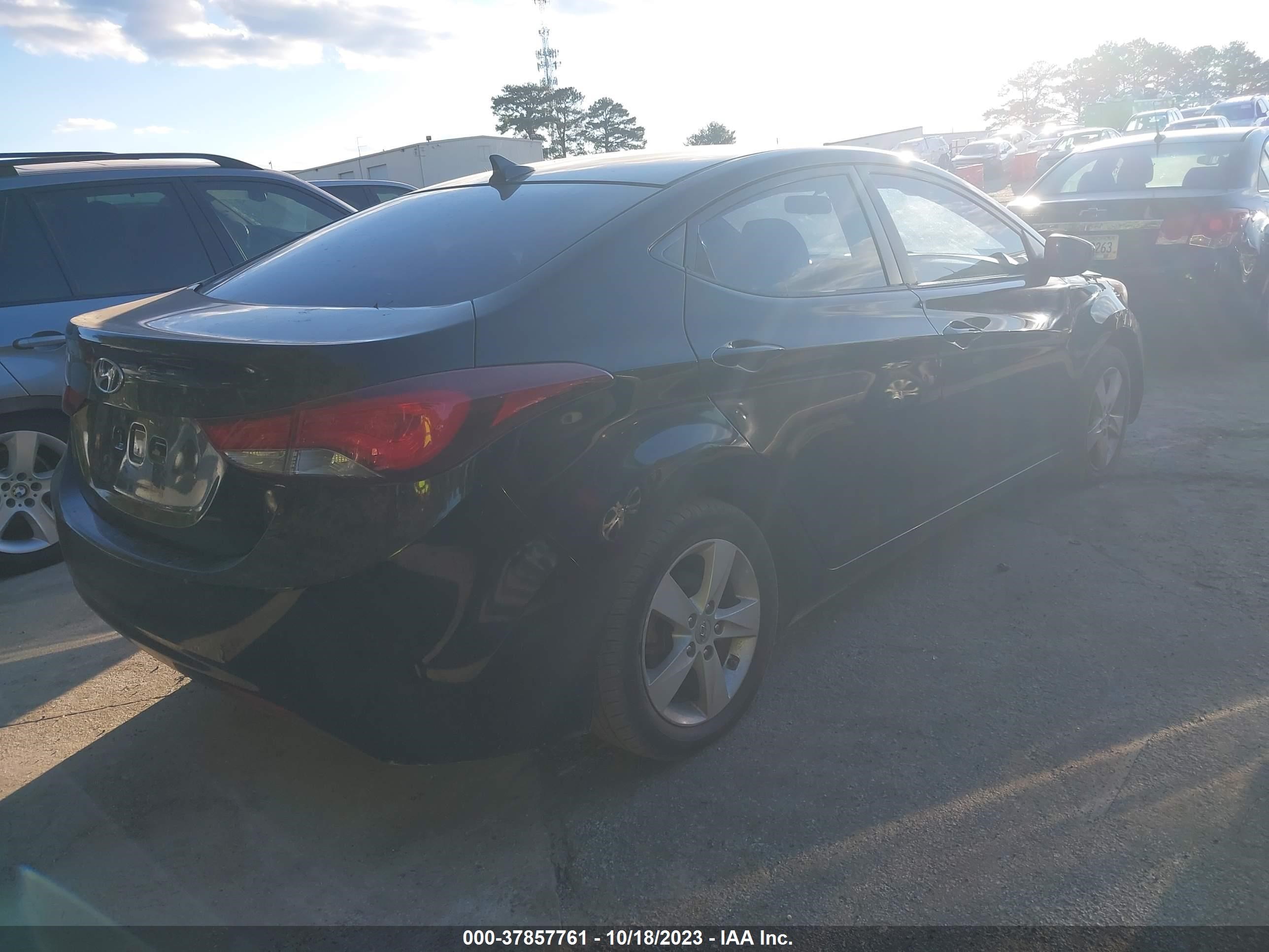 Photo 3 VIN: KMHDH4AE9BU116395 - HYUNDAI ELANTRA 