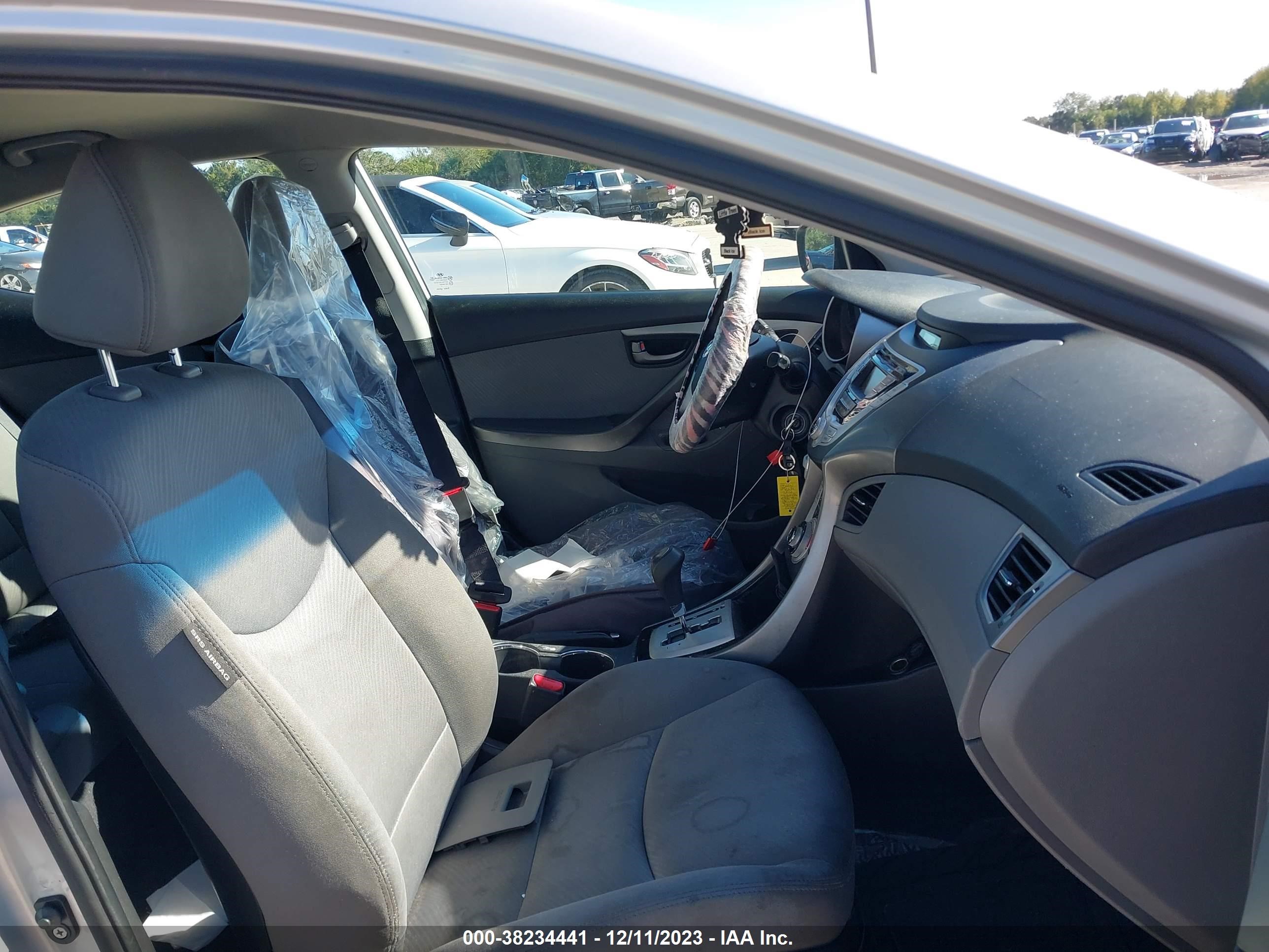 Photo 4 VIN: KMHDH4AE9CU240927 - HYUNDAI ELANTRA 