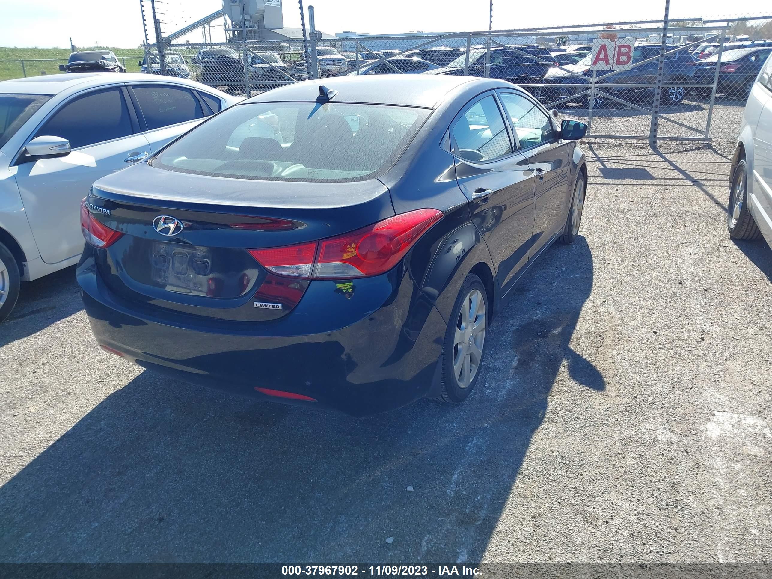 Photo 3 VIN: KMHDH4AE9DU627432 - HYUNDAI ELANTRA 