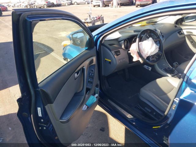 Photo 4 VIN: KMHDH4AE9FU225767 - HYUNDAI ELANTRA 