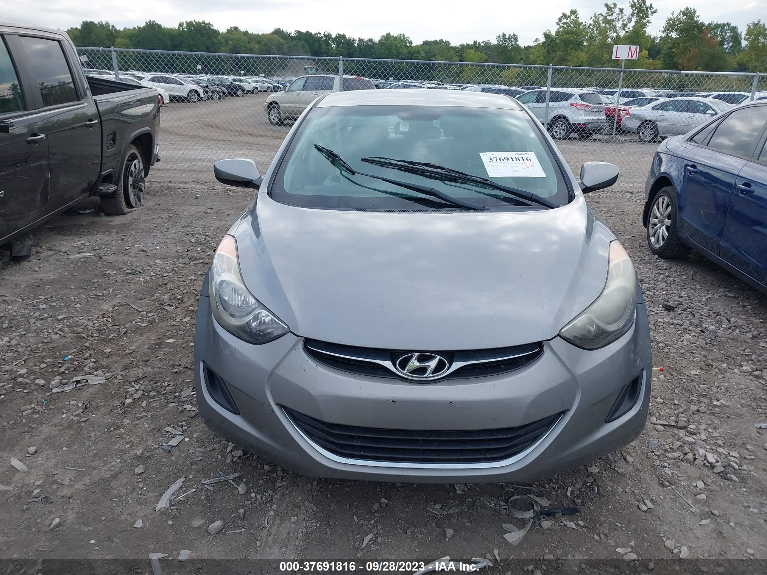 Photo 12 VIN: KMHDH4AEXBU131665 - HYUNDAI ELANTRA 