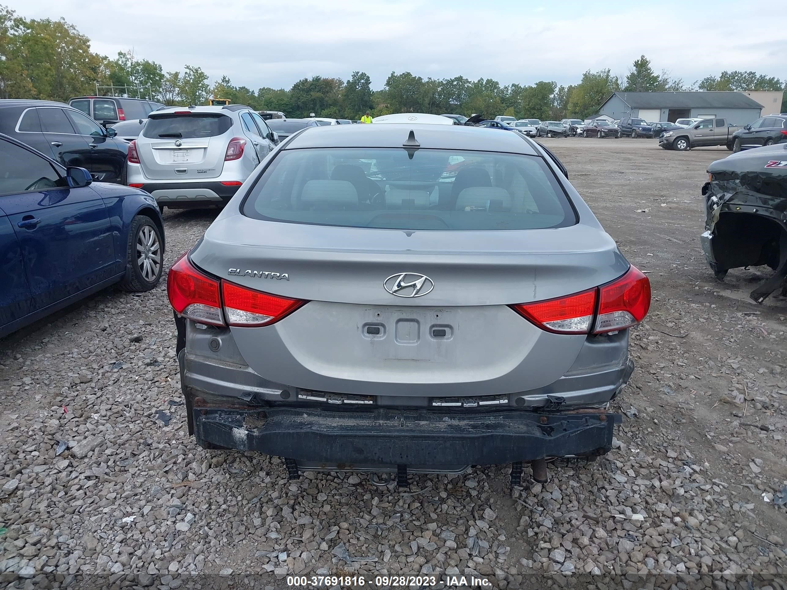 Photo 16 VIN: KMHDH4AEXBU131665 - HYUNDAI ELANTRA 