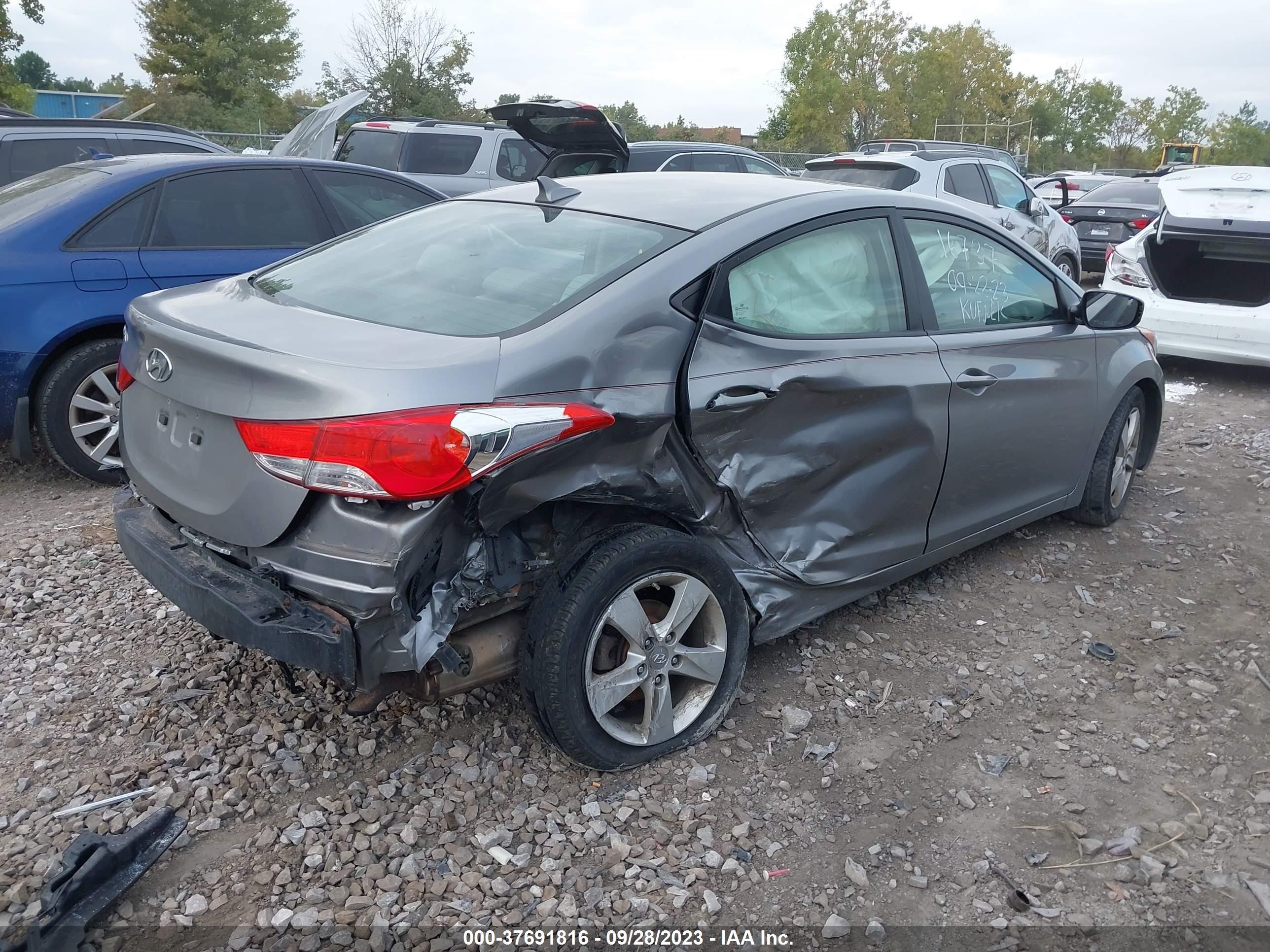 Photo 3 VIN: KMHDH4AEXBU131665 - HYUNDAI ELANTRA 