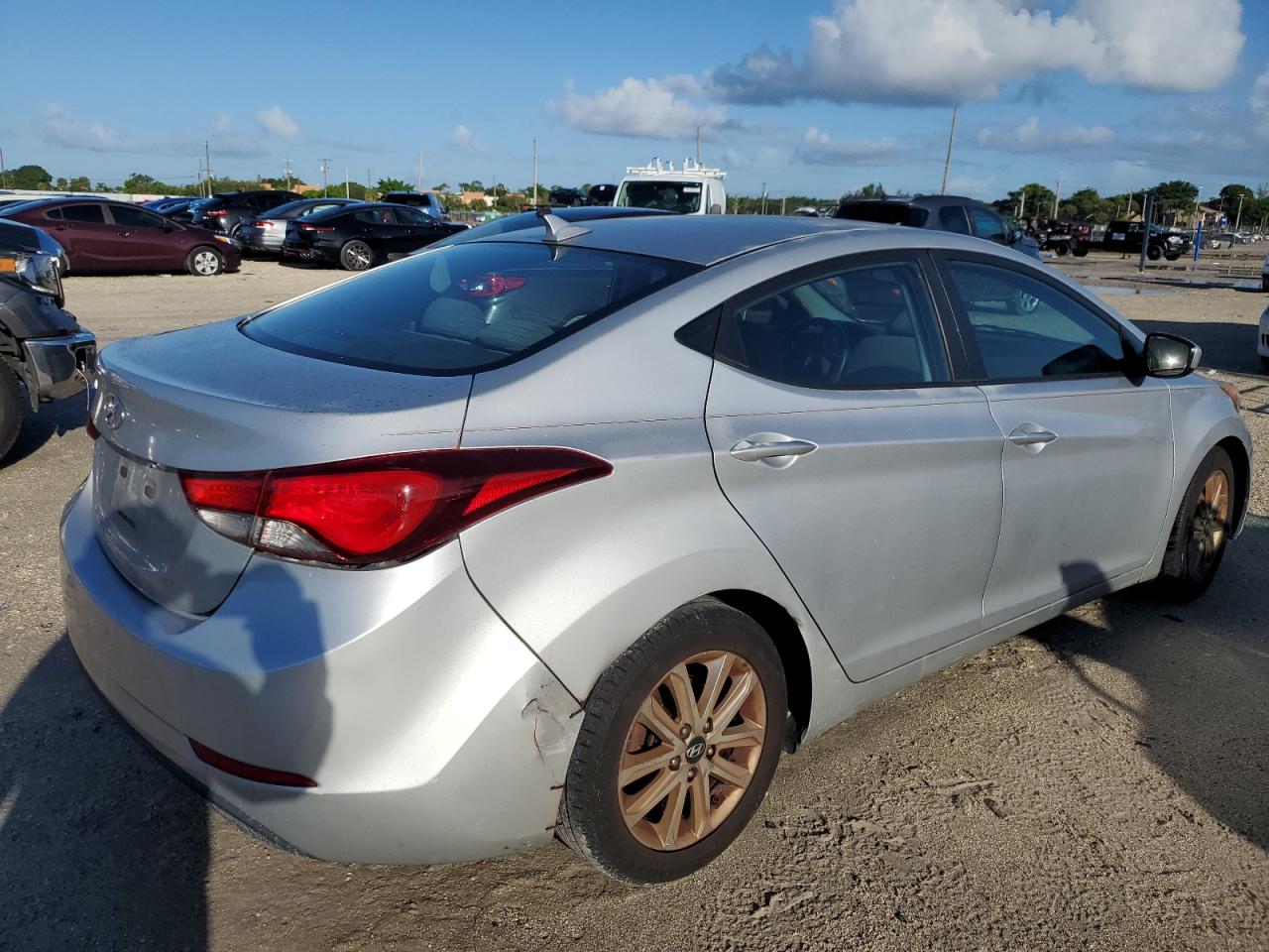 Photo 2 VIN: KMHDH4AEXFU261497 - HYUNDAI ELANTRA 