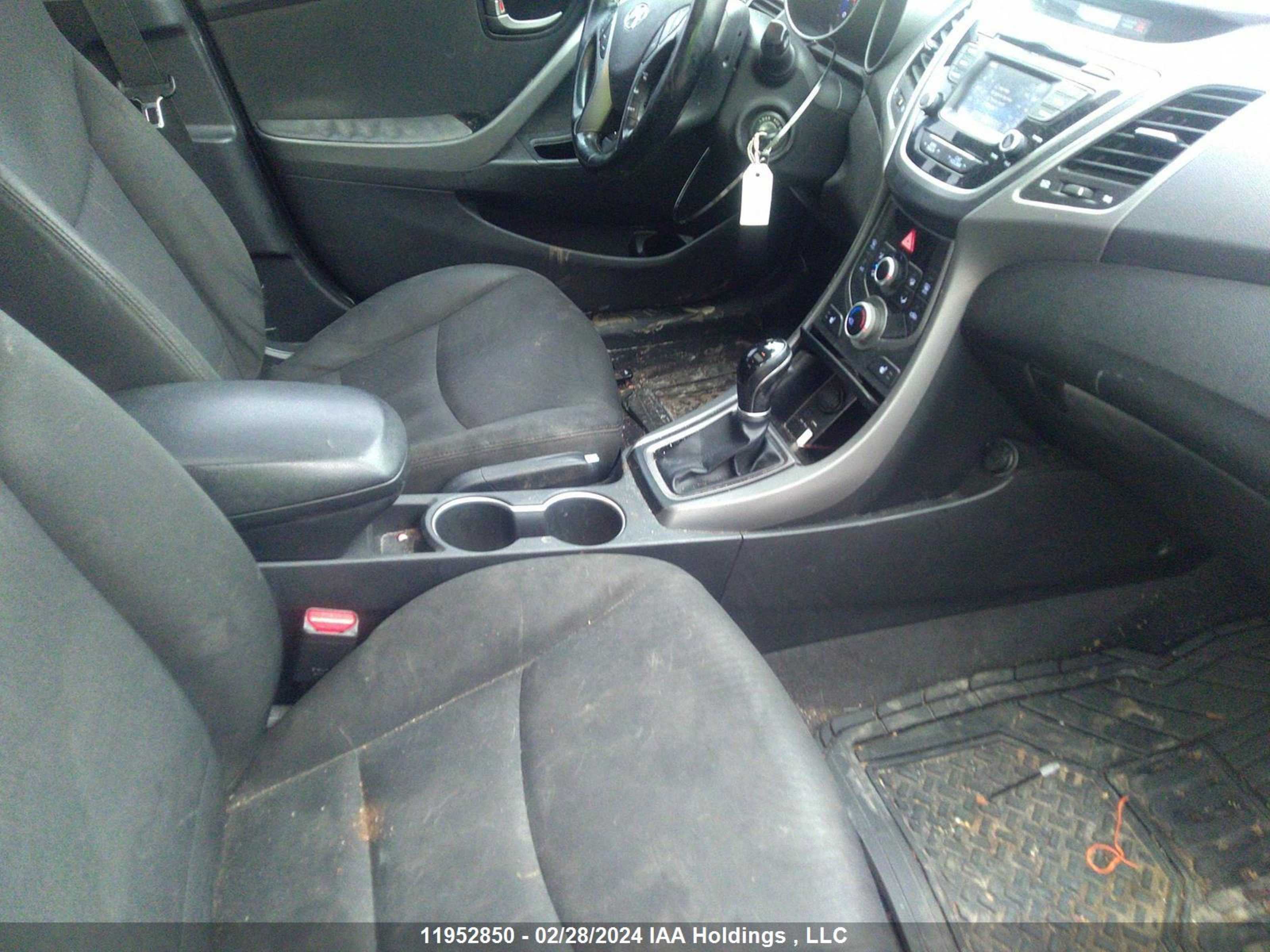 Photo 4 VIN: KMHDH4AH3FU383340 - HYUNDAI ELANTRA 