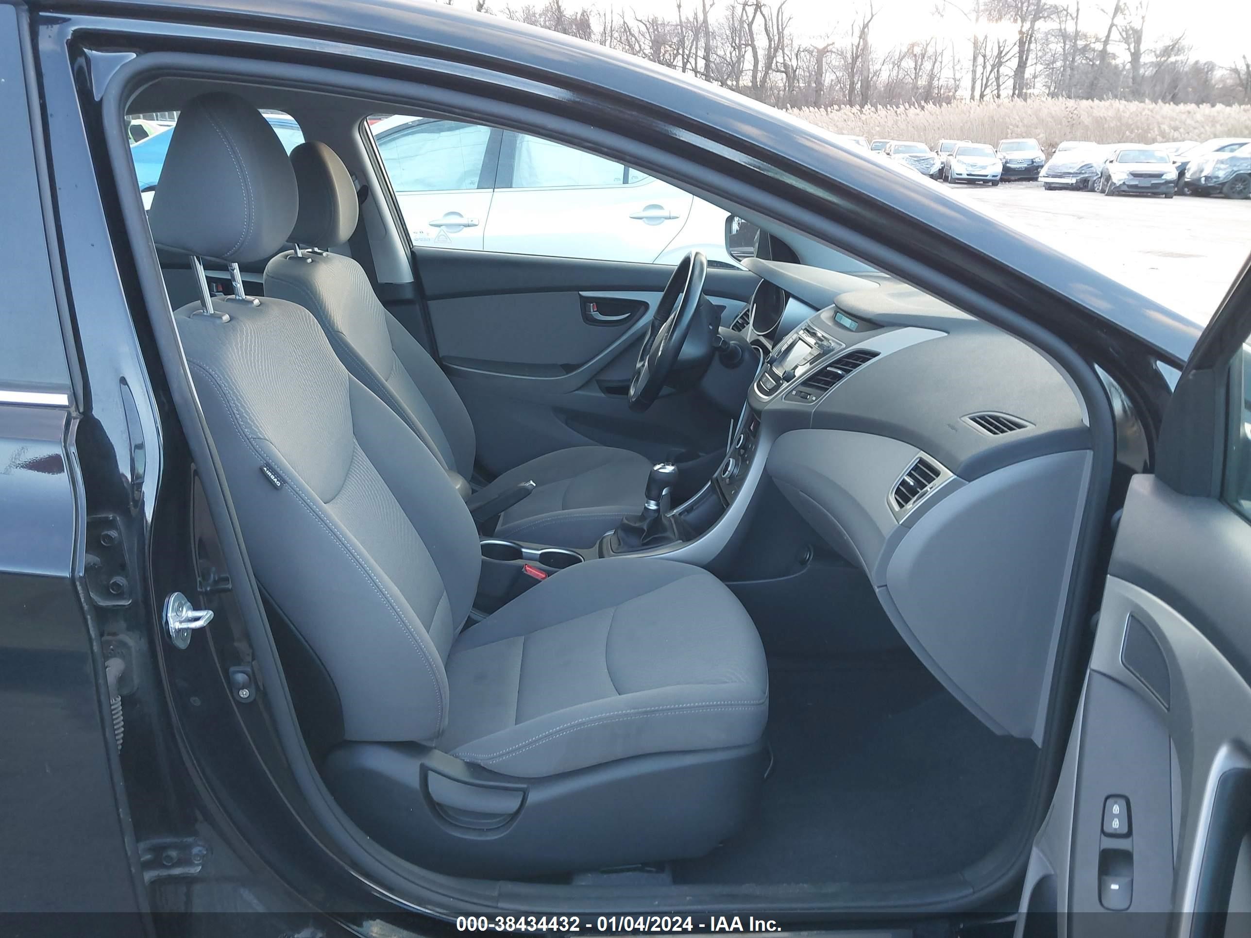 Photo 4 VIN: KMHDH4AH6GU617486 - HYUNDAI ELANTRA 