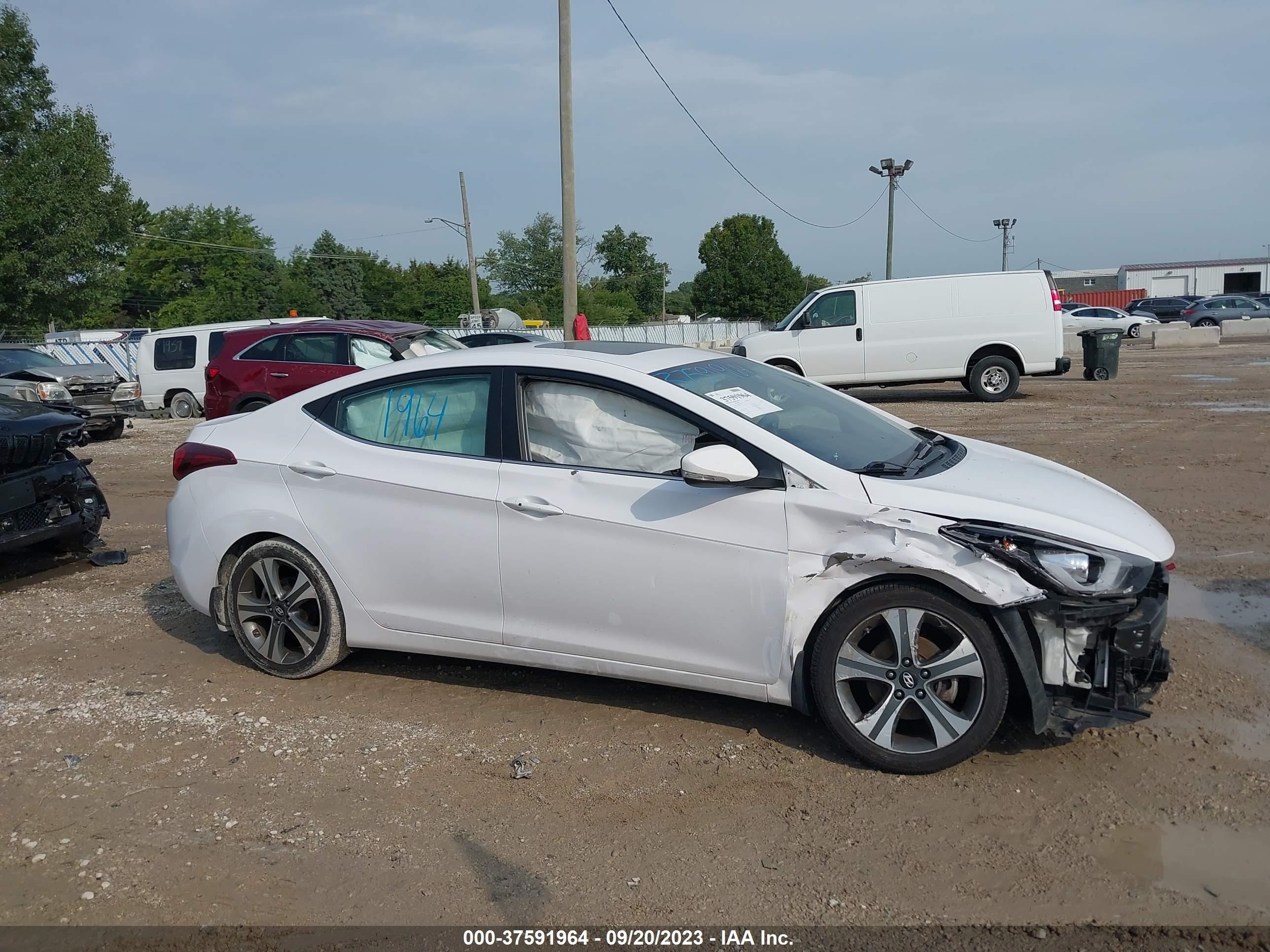 Photo 12 VIN: KMHDH4AH9FU380247 - HYUNDAI ELANTRA 