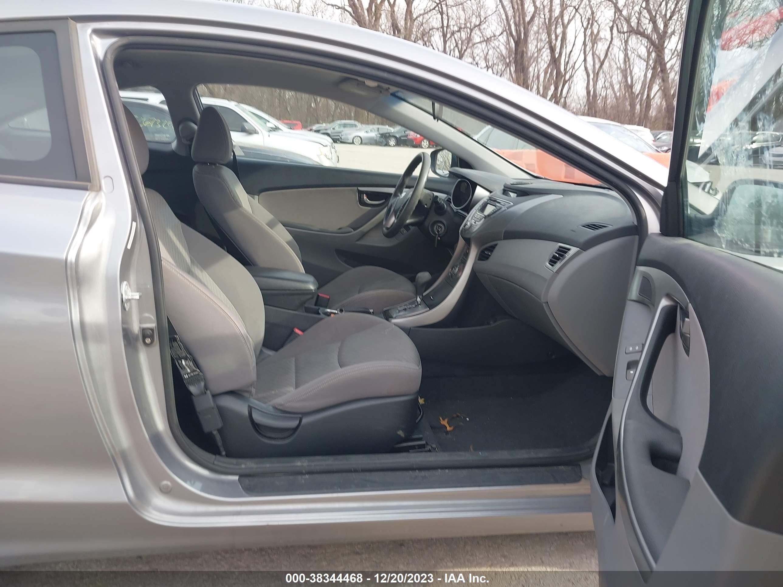 Photo 4 VIN: KMHDH6AE2DU003998 - HYUNDAI ELANTRA 