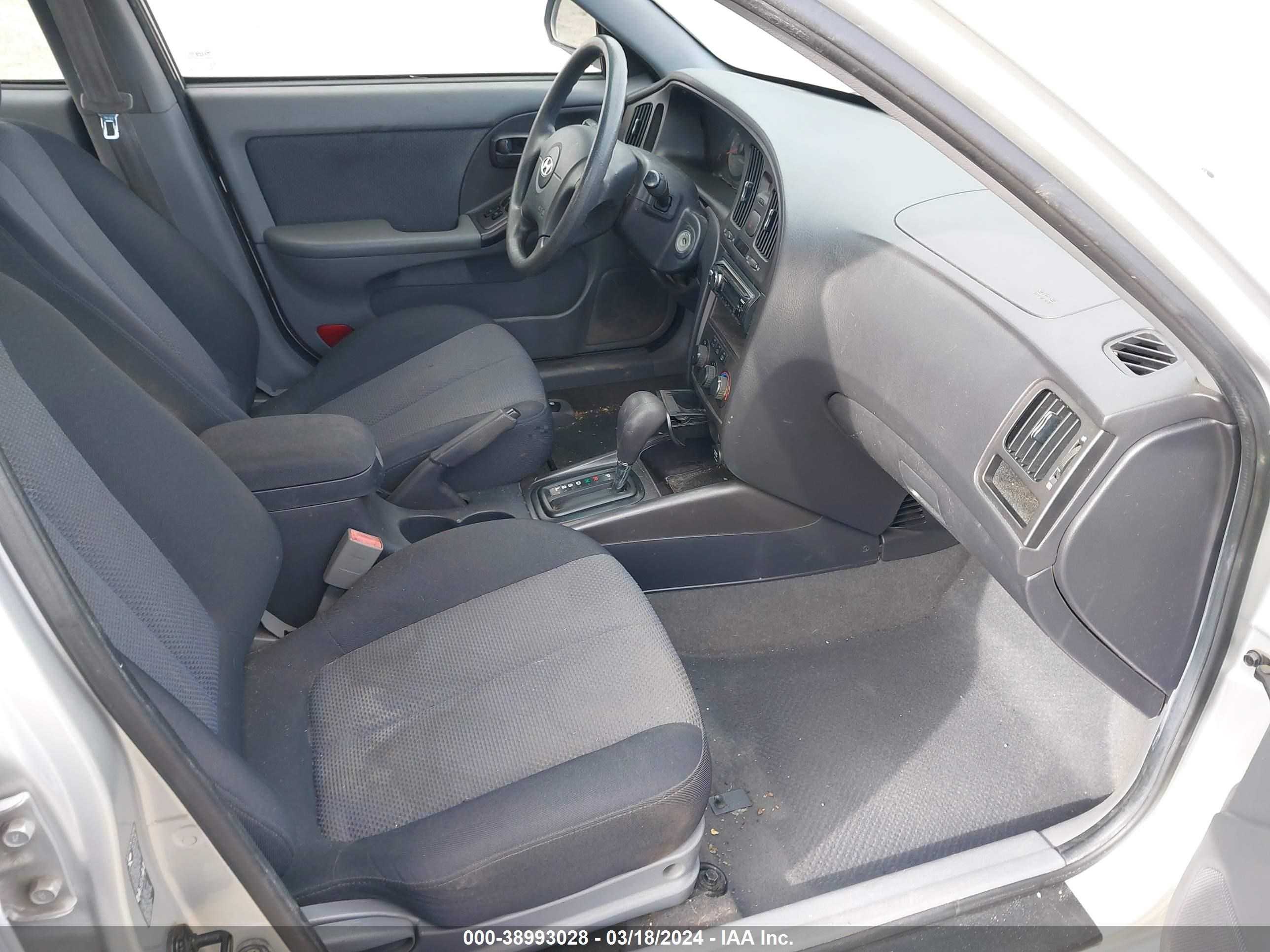 Photo 4 VIN: KMHDN56D05U143004 - HYUNDAI ELANTRA 