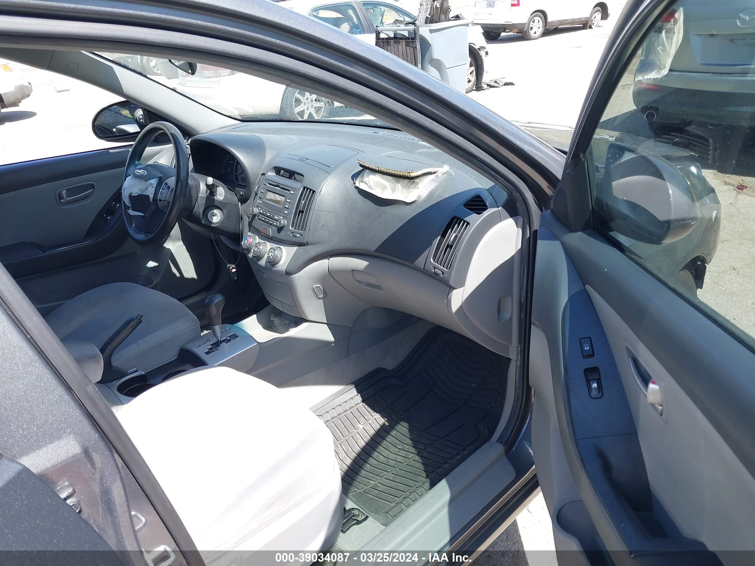 Photo 4 VIN: KMHDU46D28U281127 - HYUNDAI ELANTRA 