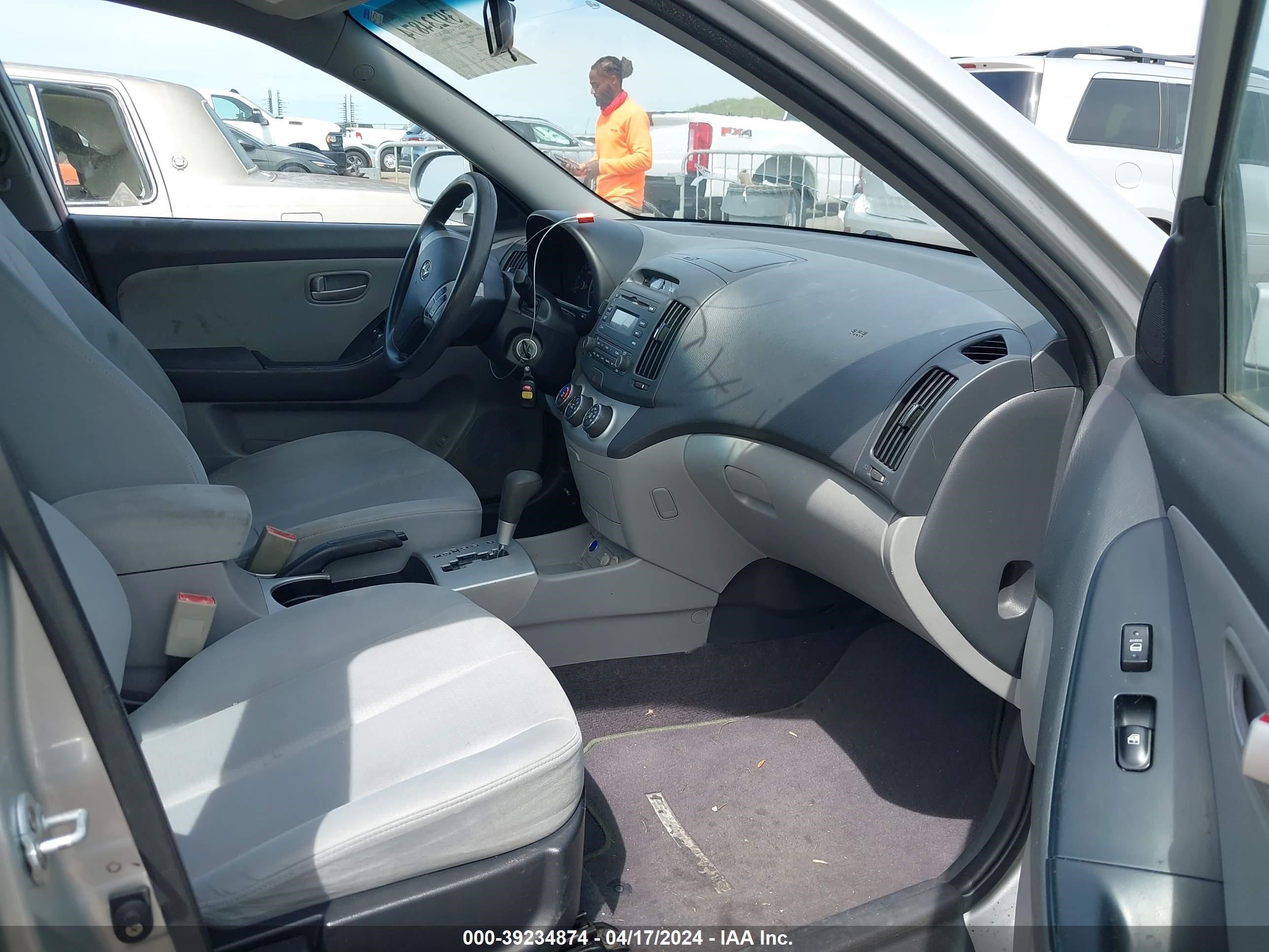 Photo 4 VIN: KMHDU46D58U408596 - HYUNDAI ELANTRA 