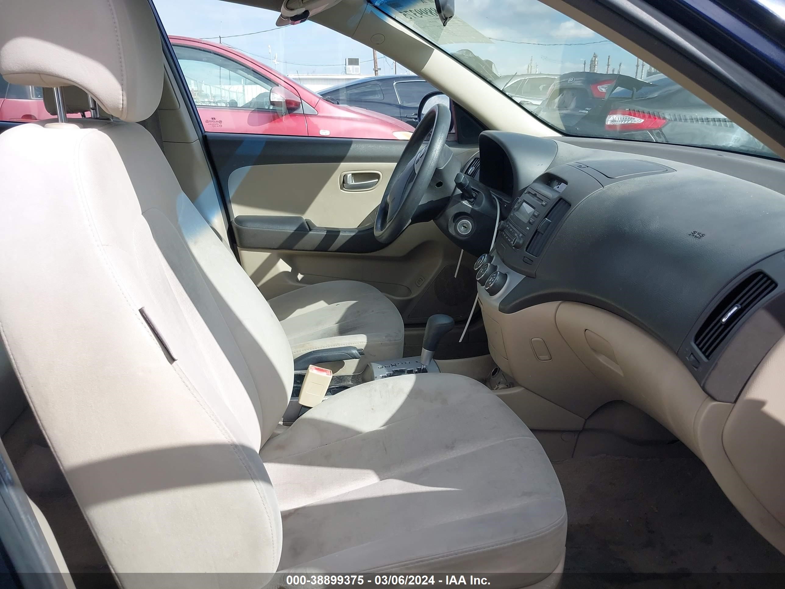 Photo 4 VIN: KMHDU46D68U318972 - HYUNDAI ELANTRA 