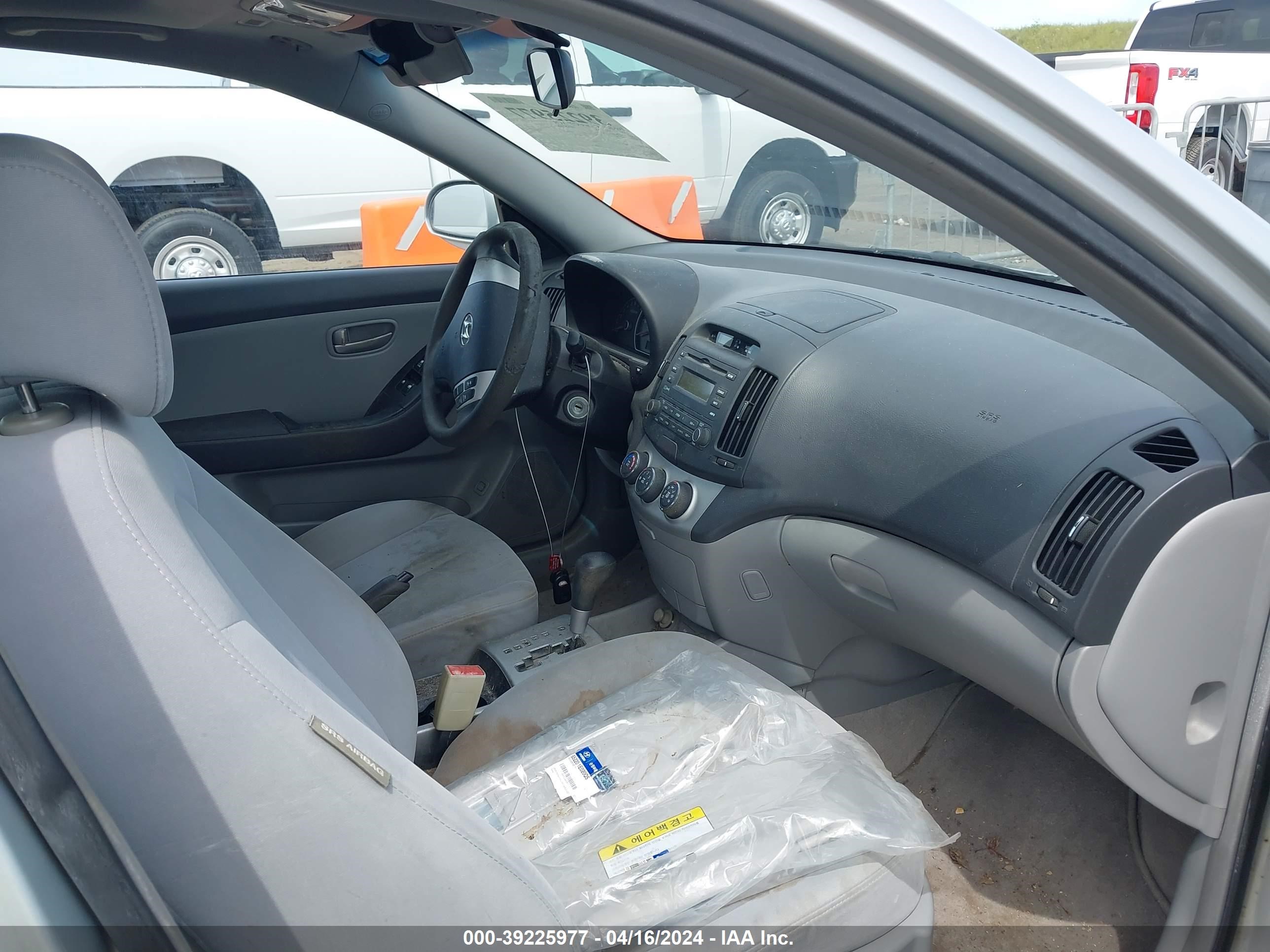 Photo 4 VIN: KMHDU46DX7U166533 - HYUNDAI ELANTRA 