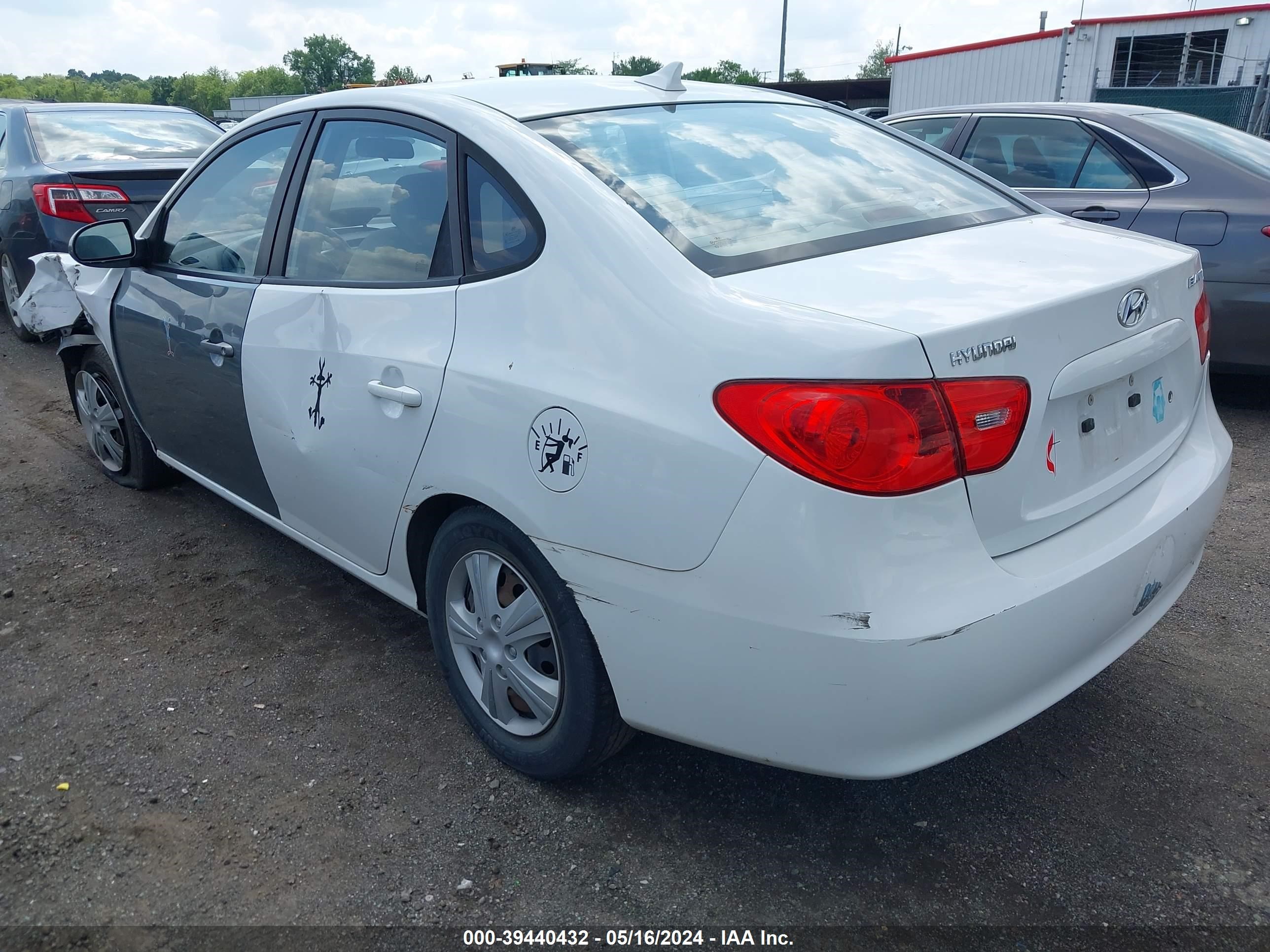 Photo 2 VIN: KMHDU46DX9U682233 - HYUNDAI ELANTRA 