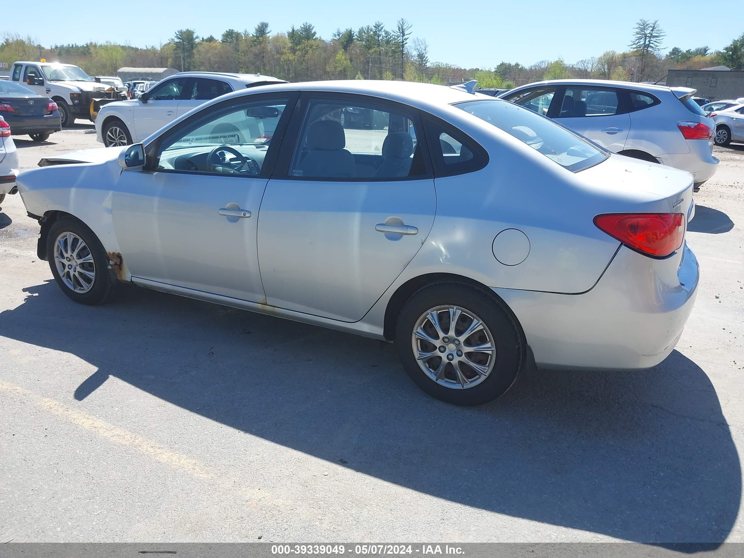 Photo 2 VIN: KMHDU46DX9U812883 - HYUNDAI ELANTRA 