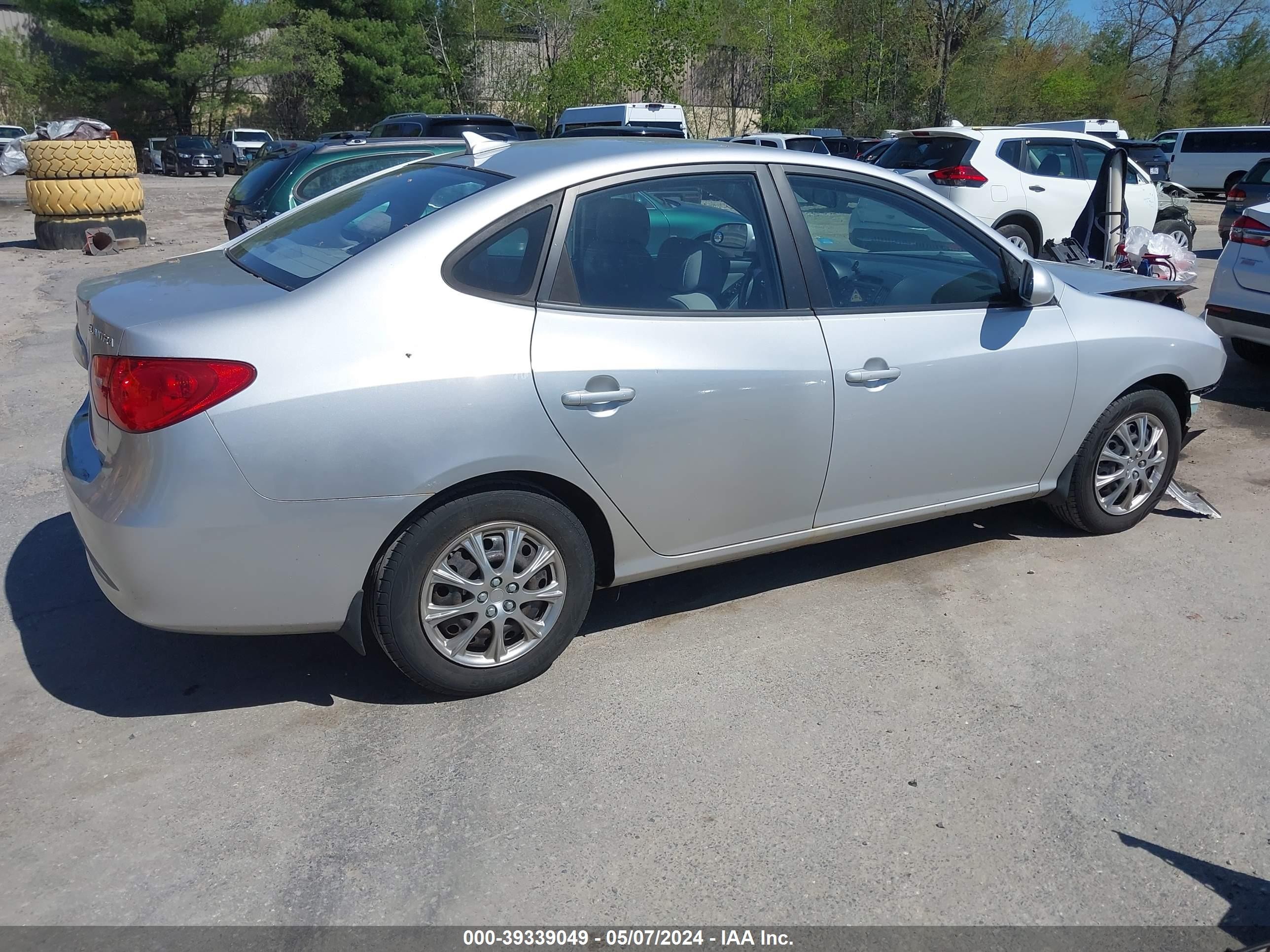 Photo 3 VIN: KMHDU46DX9U812883 - HYUNDAI ELANTRA 