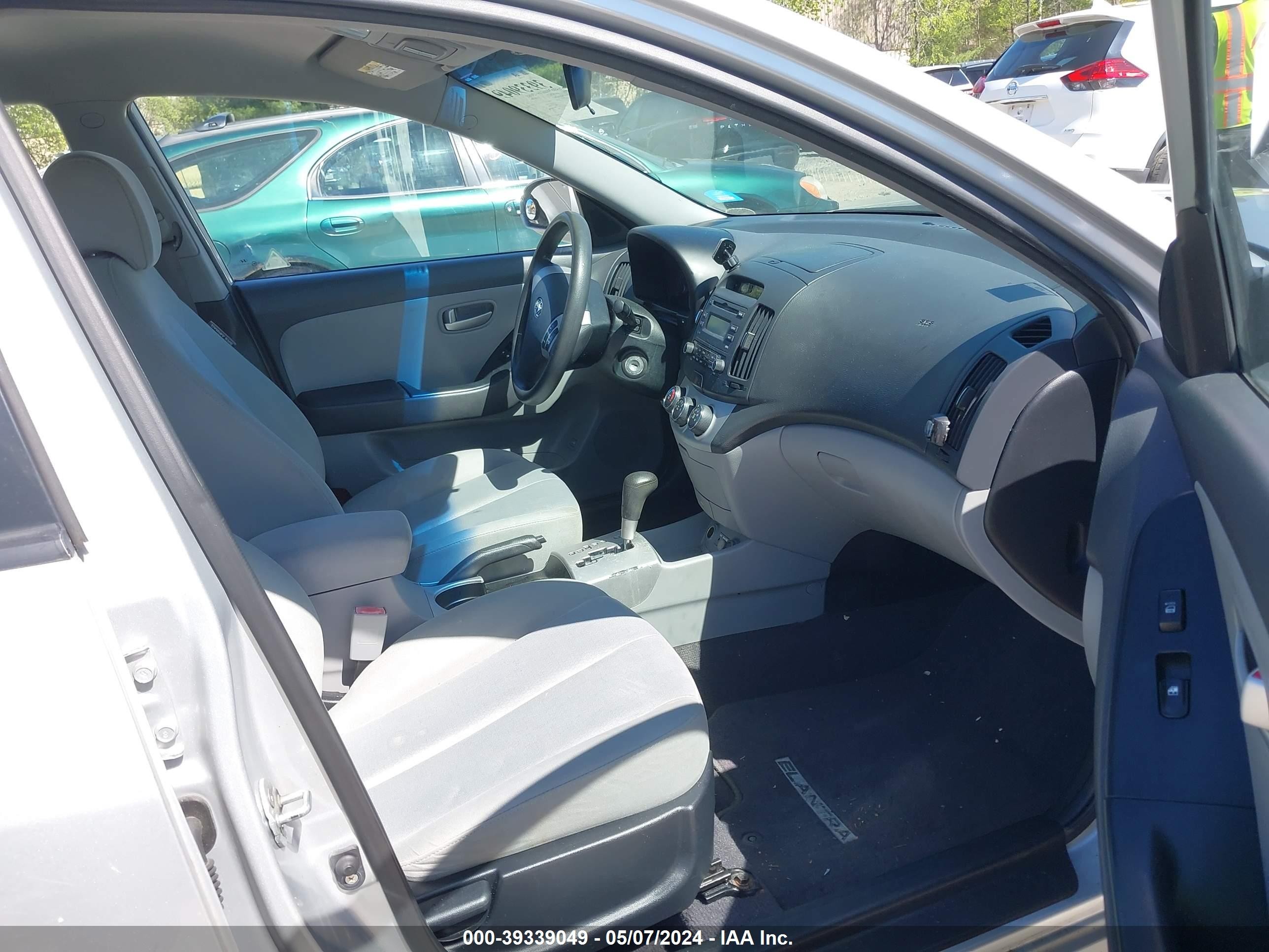 Photo 4 VIN: KMHDU46DX9U812883 - HYUNDAI ELANTRA 