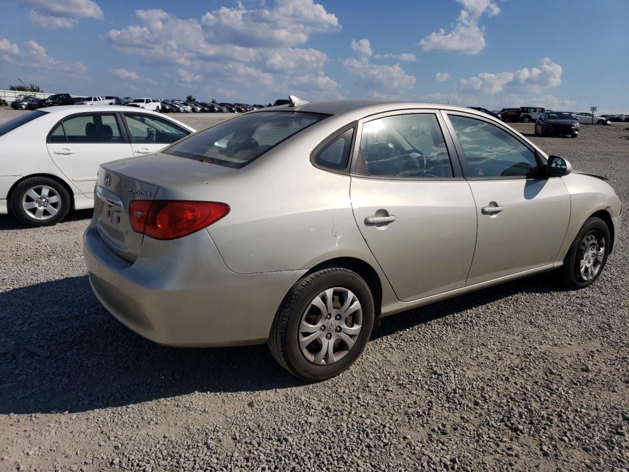 Photo 2 VIN: KMHDU4AD4AU039582 - HYUNDAI ELANTRA 