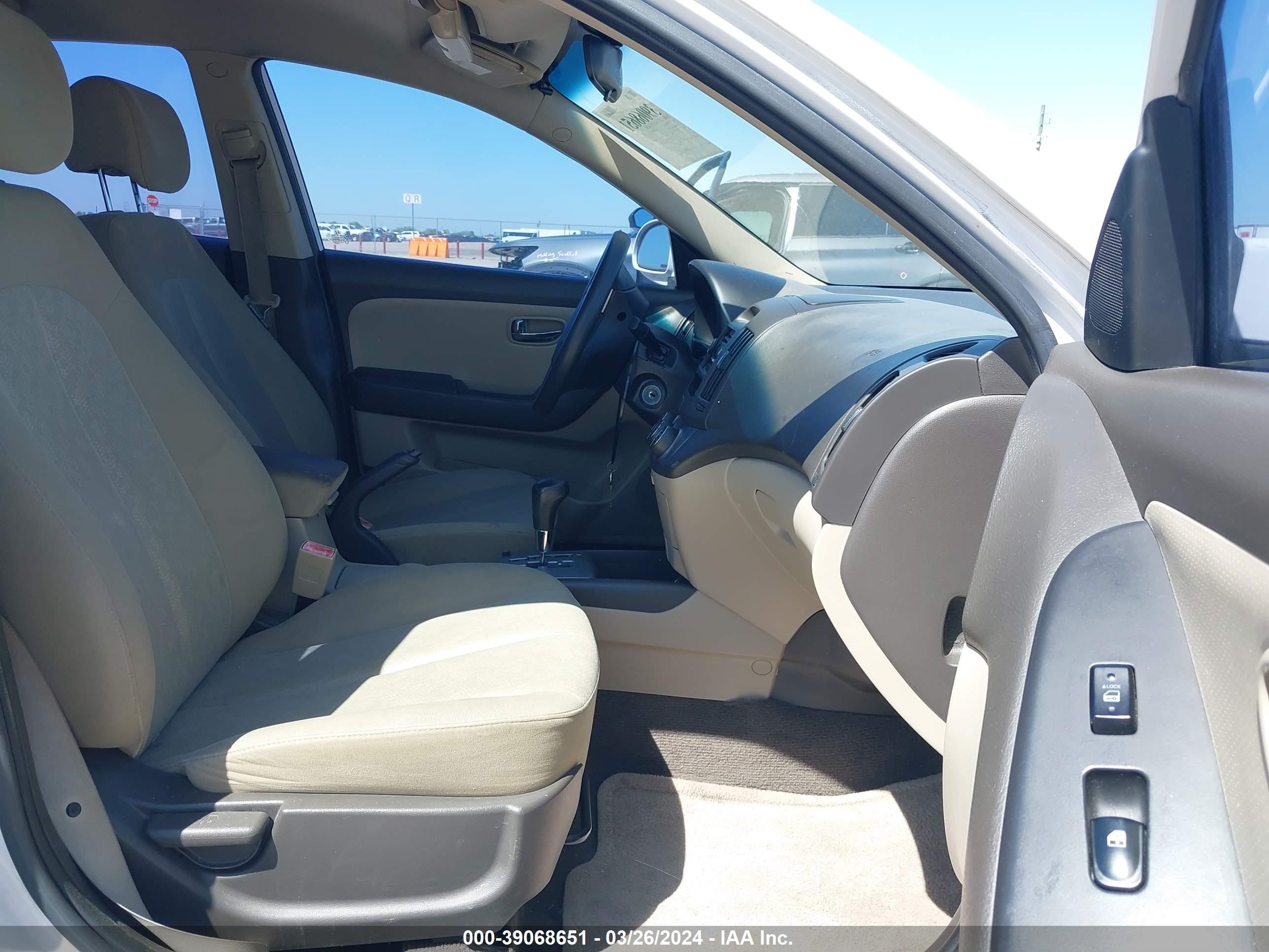 Photo 4 VIN: KMHDU4AD4AU838150 - HYUNDAI ELANTRA 