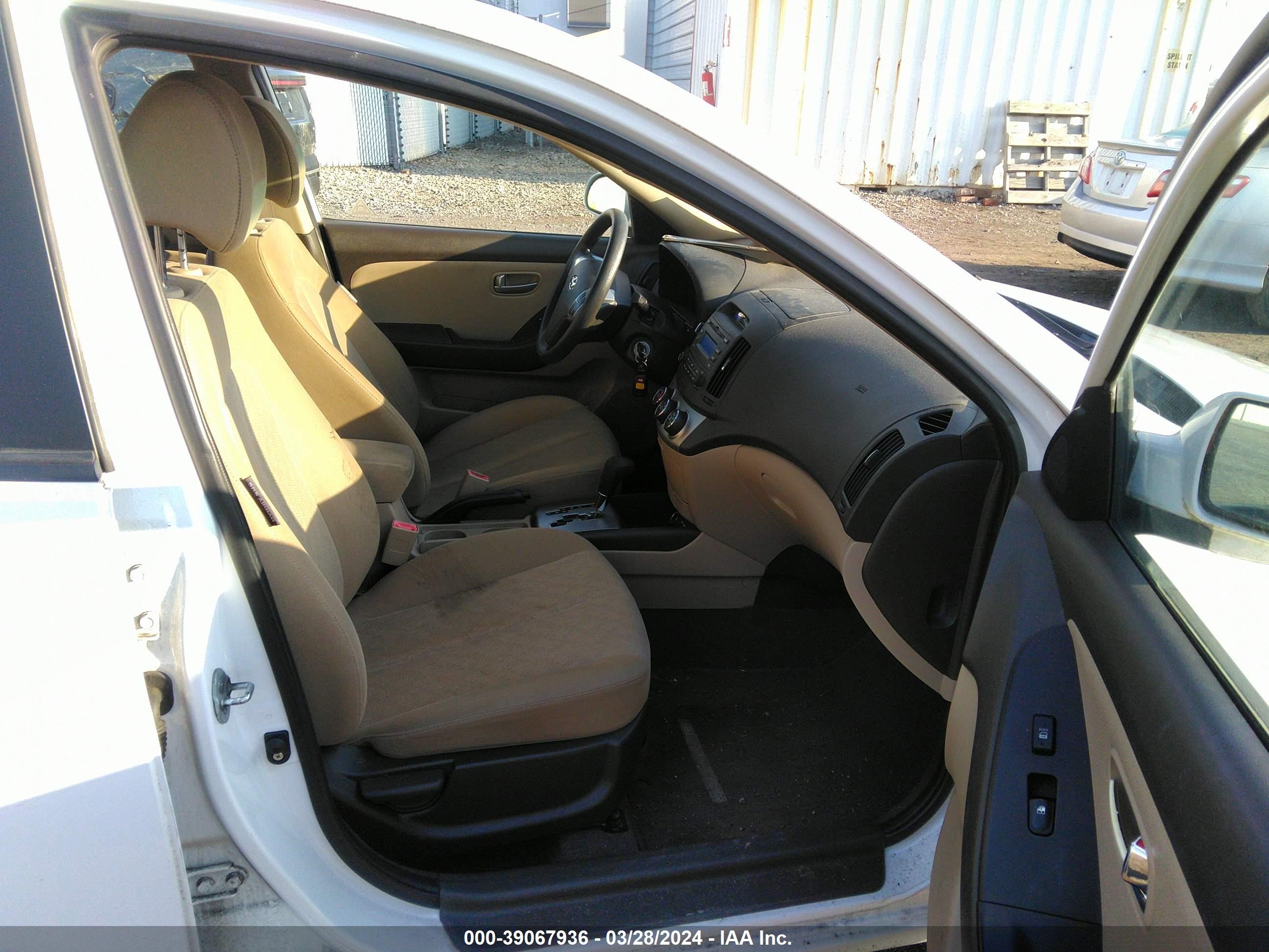 Photo 4 VIN: KMHDU4AD6AU880934 - HYUNDAI ELANTRA 