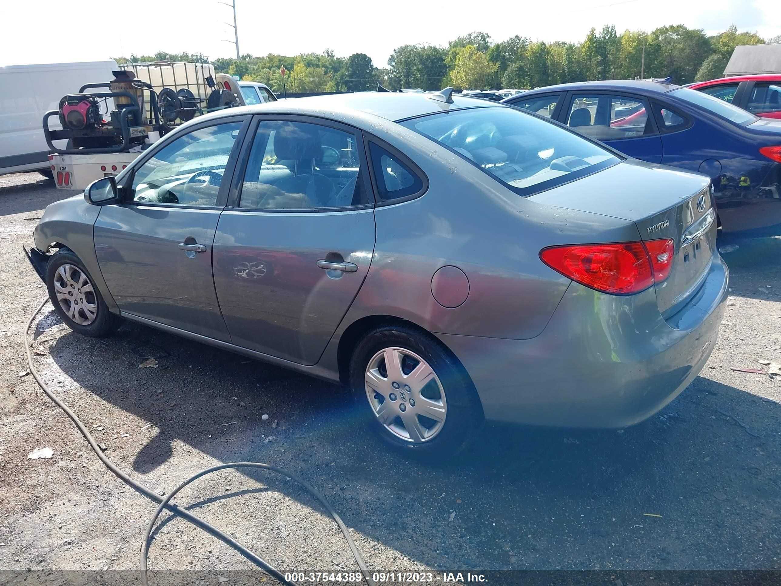 Photo 2 VIN: KMHDU4AD6AU977812 - HYUNDAI ELANTRA 