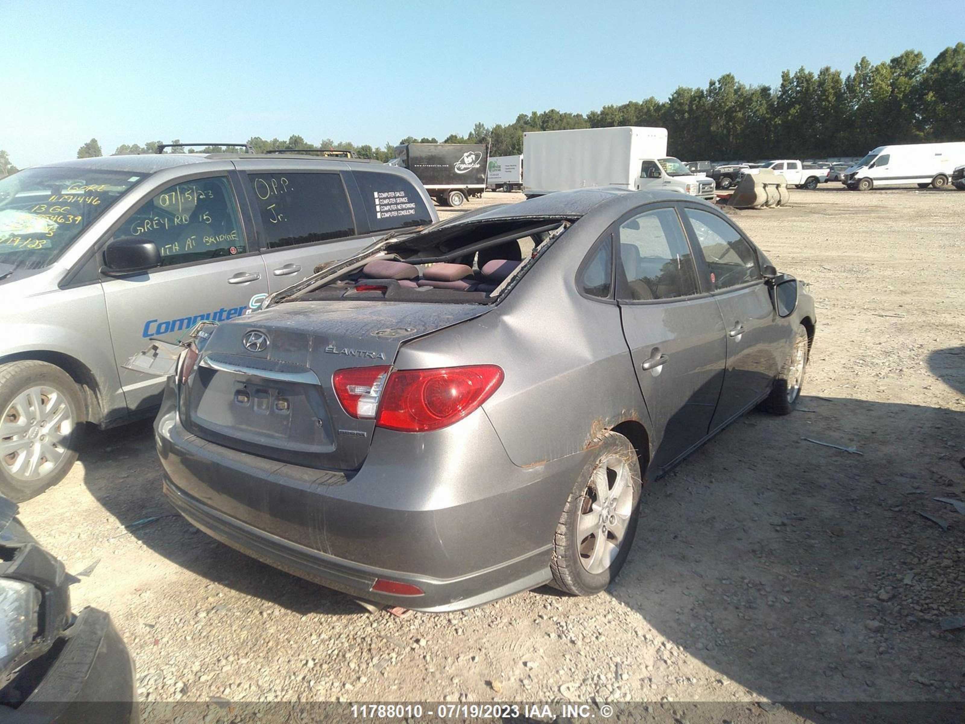 Photo 3 VIN: KMHDU4BD2AU090917 - HYUNDAI ELANTRA 