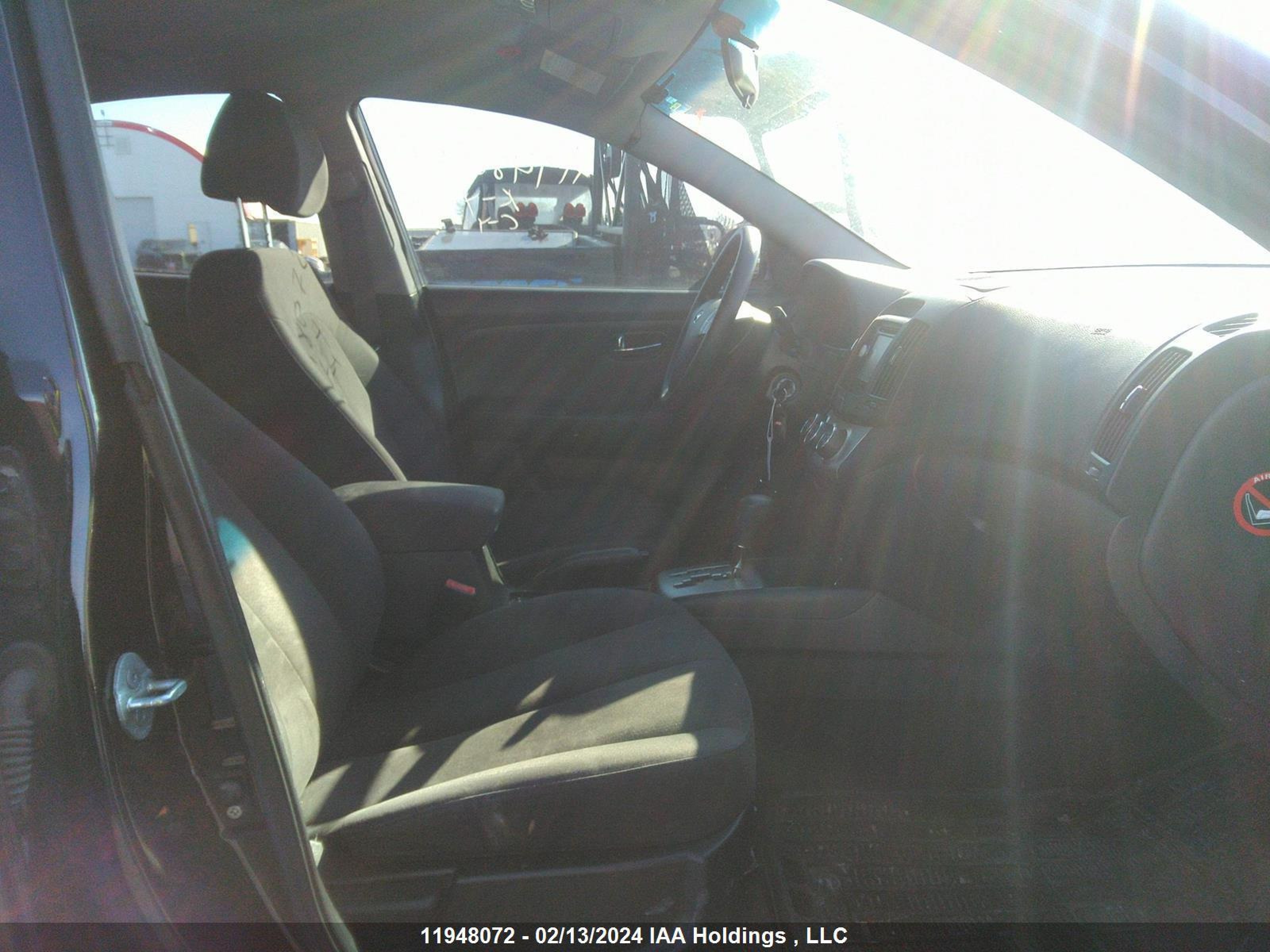 Photo 4 VIN: KMHDU4BD5AU023020 - HYUNDAI ELANTRA 