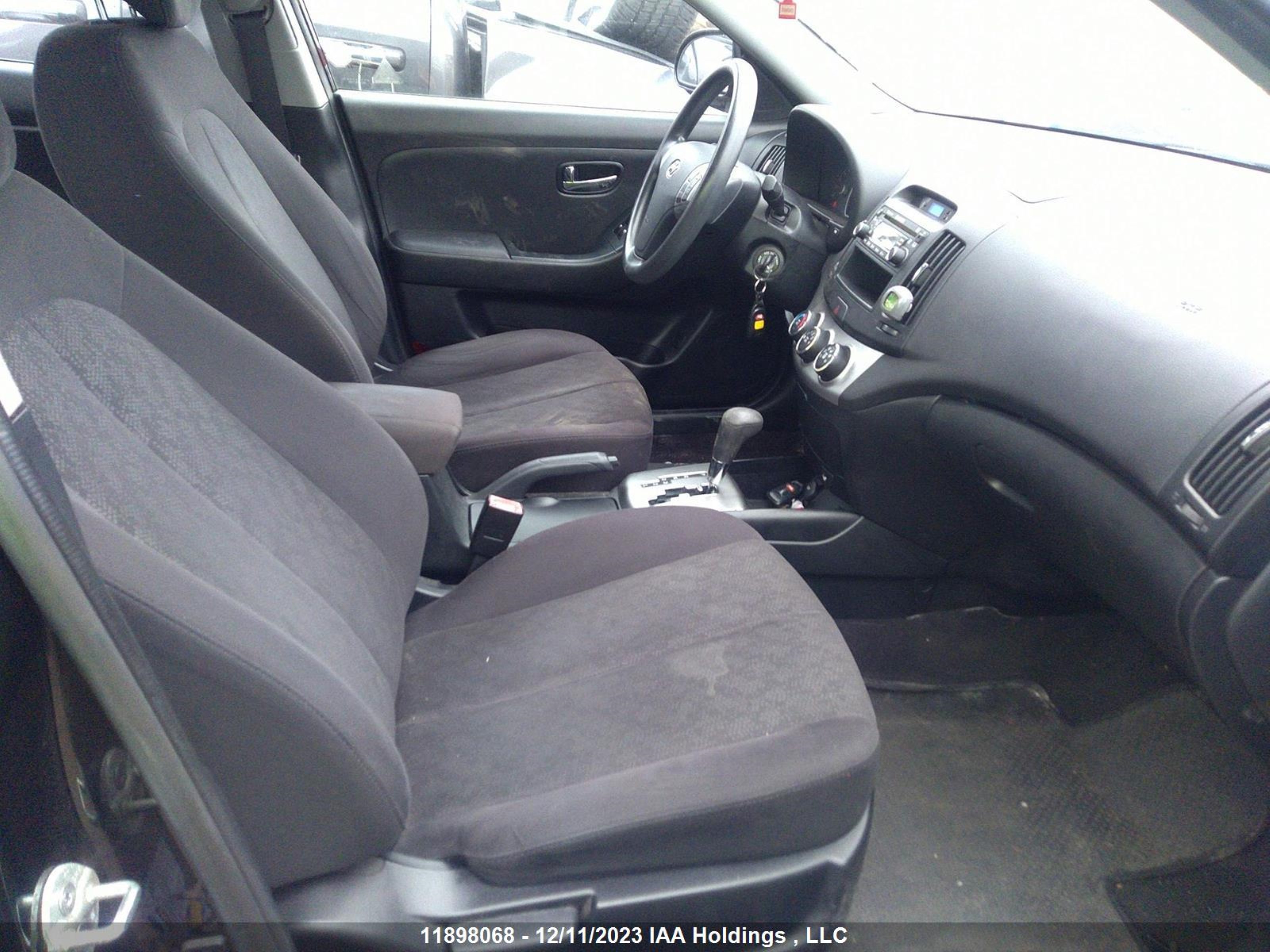 Photo 4 VIN: KMHDU4BD9AU847411 - HYUNDAI ELANTRA 