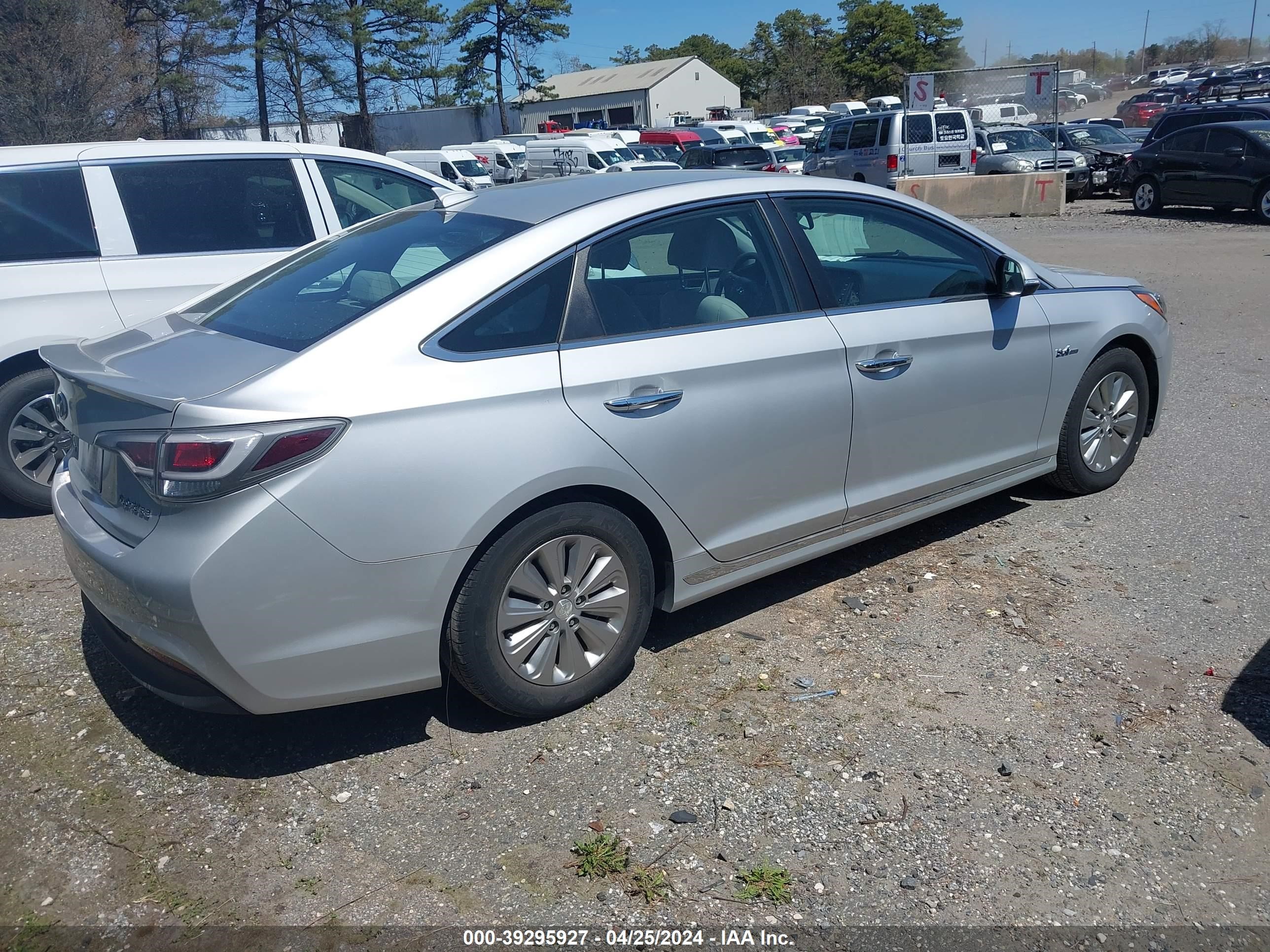 Photo 3 VIN: KMHE24L10GA040512 - HYUNDAI SONATA 