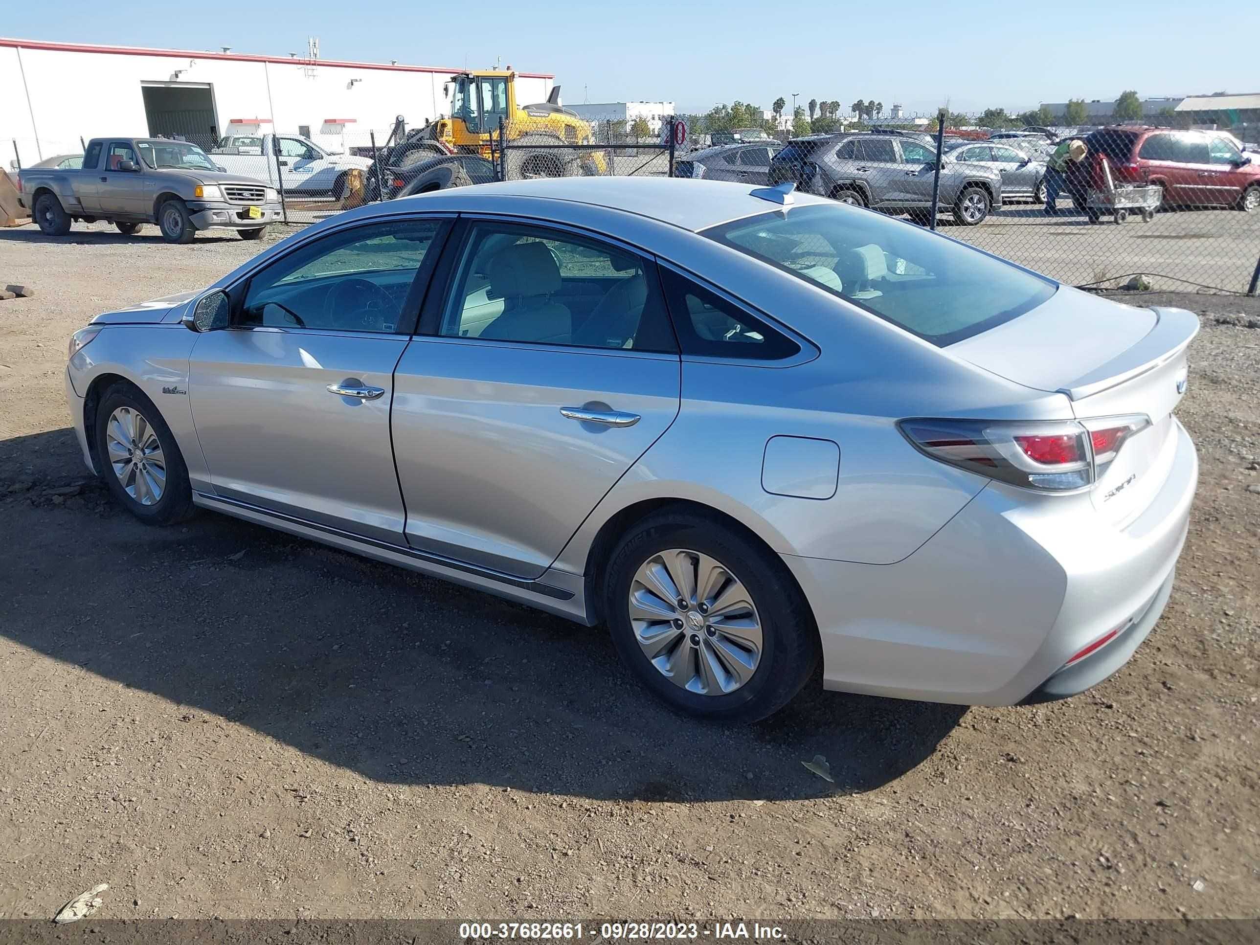 Photo 2 VIN: KMHE24L1XHA047713 - HYUNDAI SONATA 