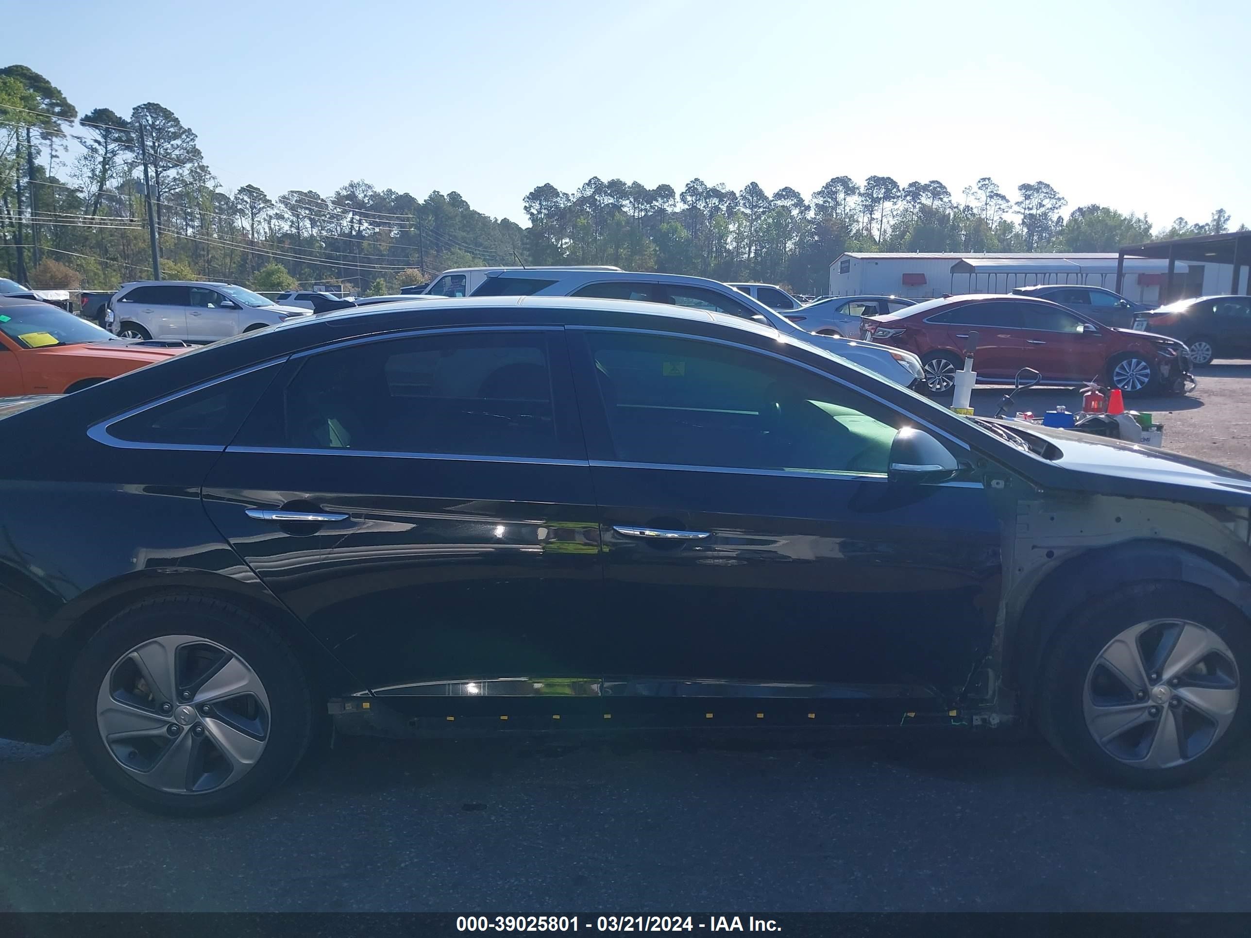 Photo 12 VIN: KMHE34L31HA065547 - HYUNDAI SONATA 