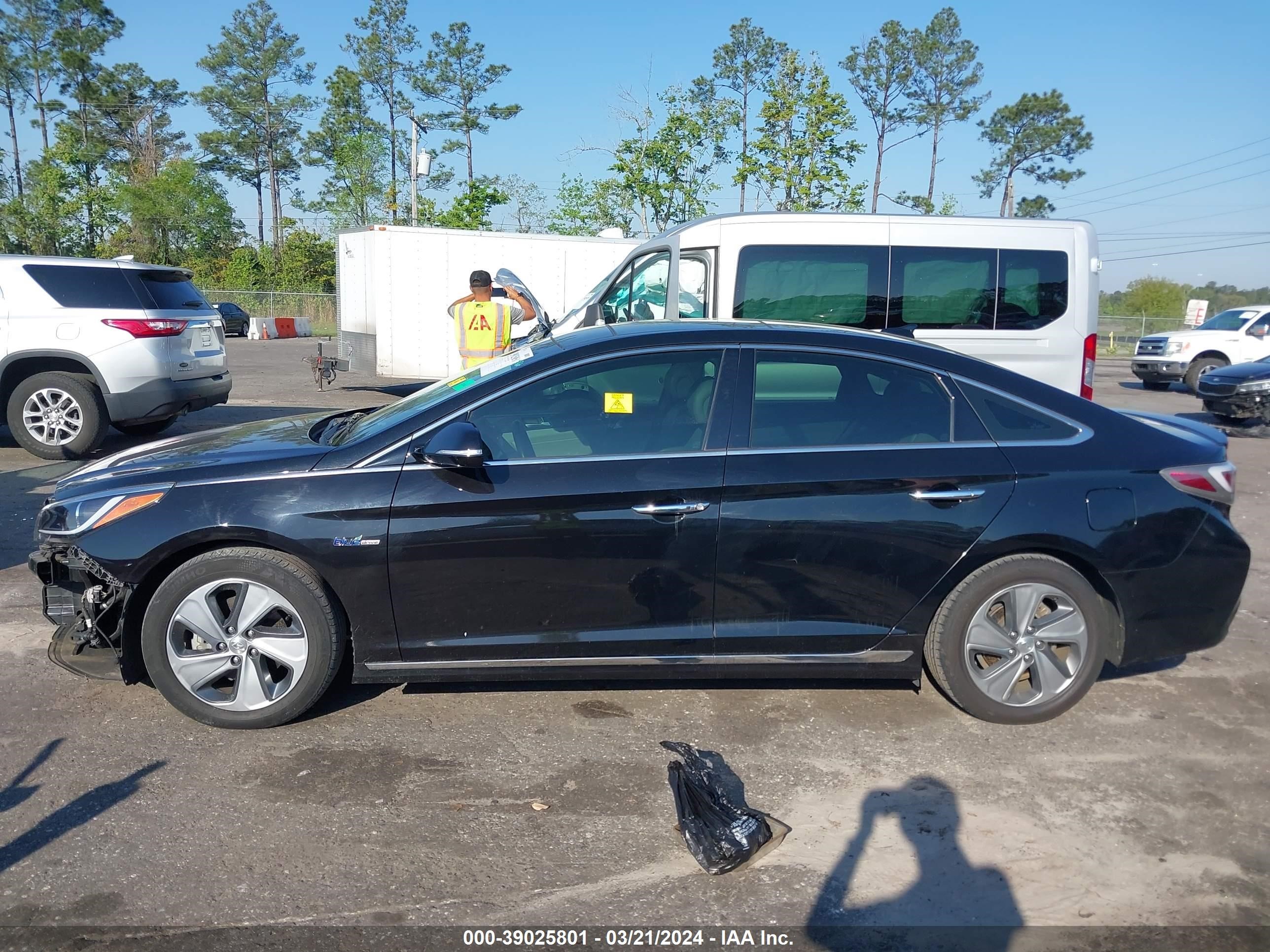 Photo 13 VIN: KMHE34L31HA065547 - HYUNDAI SONATA 