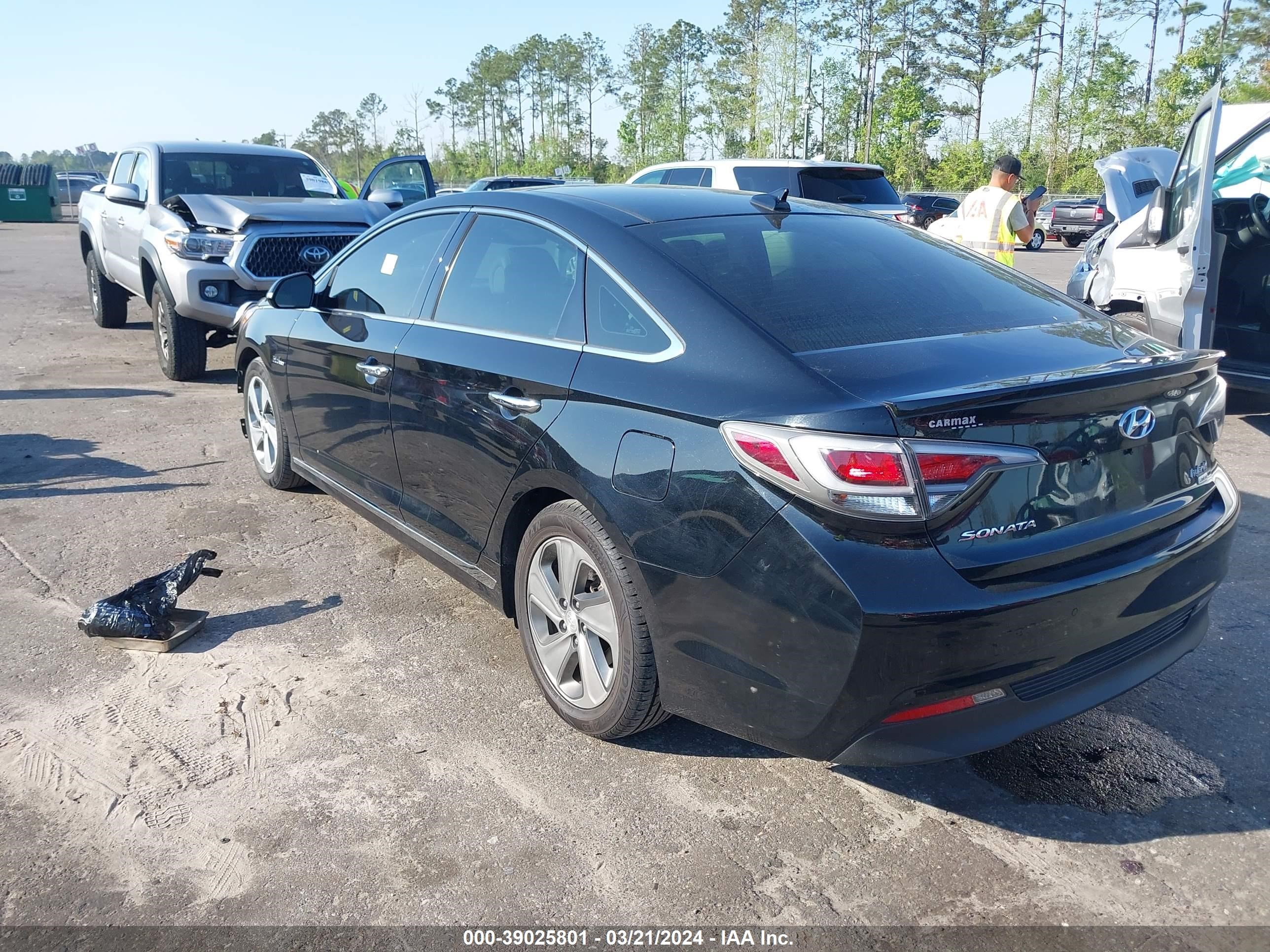 Photo 2 VIN: KMHE34L31HA065547 - HYUNDAI SONATA 