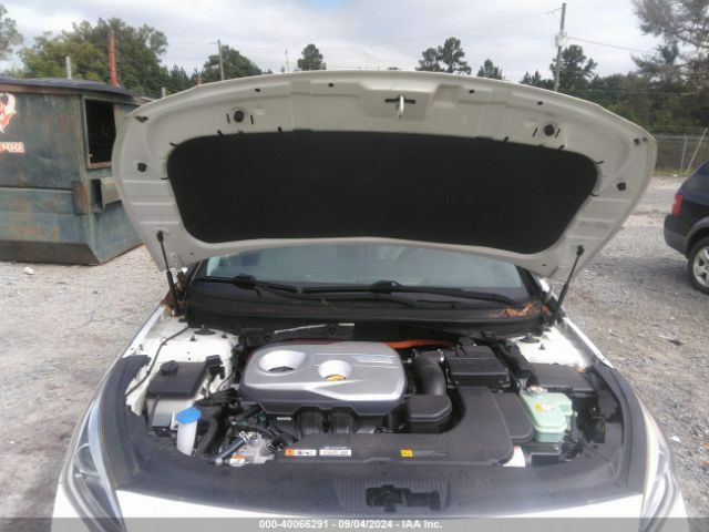 Photo 9 VIN: KMHE34L33HA064352 - HYUNDAI SONATA 