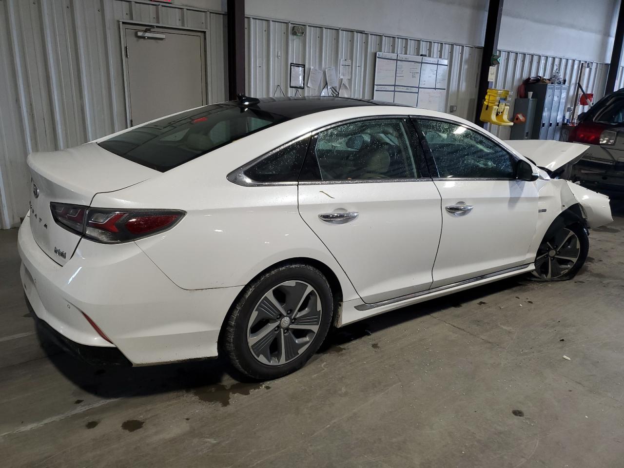 Photo 2 VIN: KMHE34L36KA090645 - HYUNDAI SONATA 