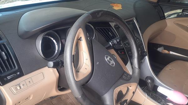 Photo 9 VIN: KMHEC41C7CA430597 - HYUNDAI SONATA 