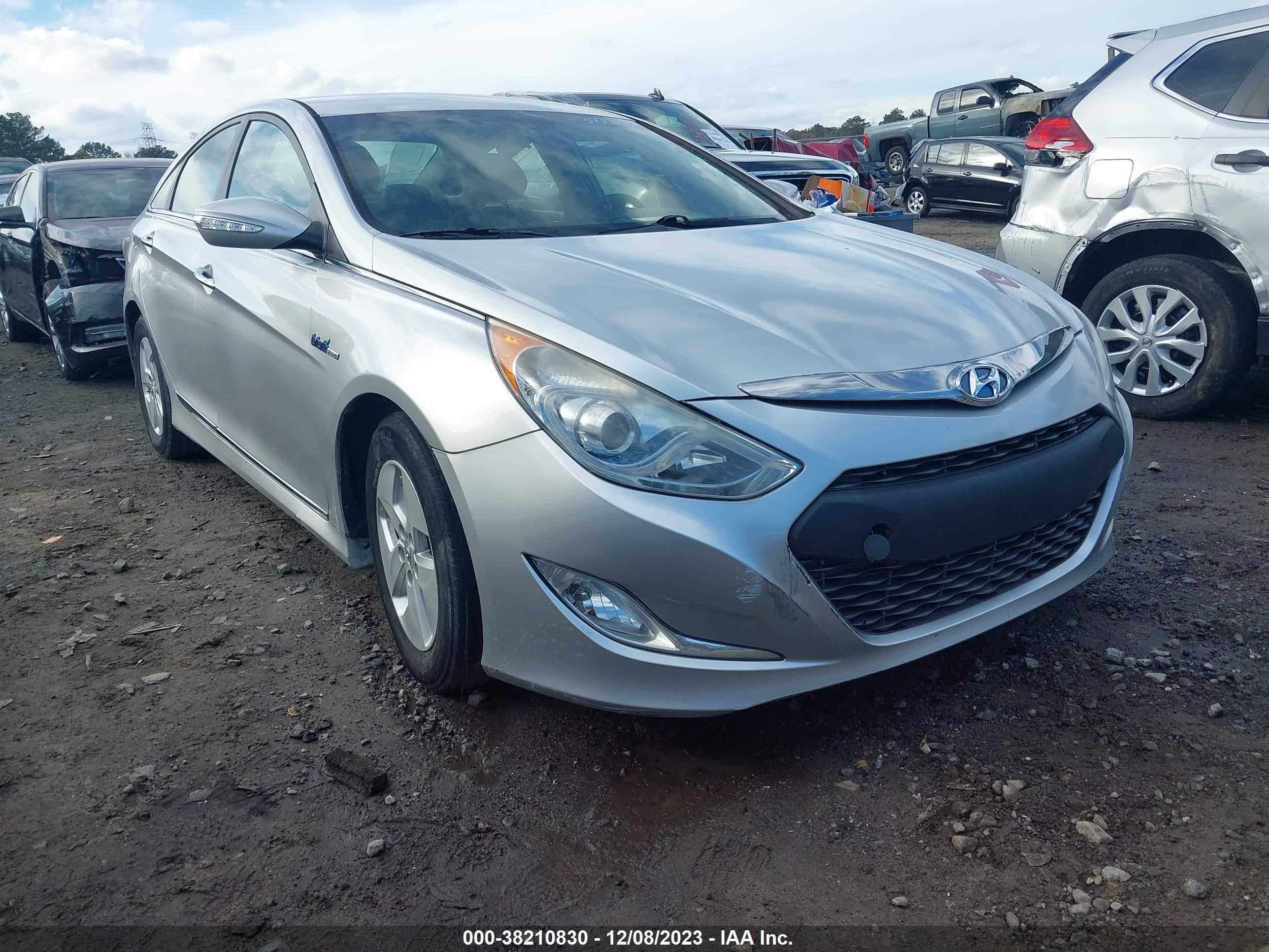 Photo 12 VIN: KMHEC4A40BA000899 - HYUNDAI SONATA 