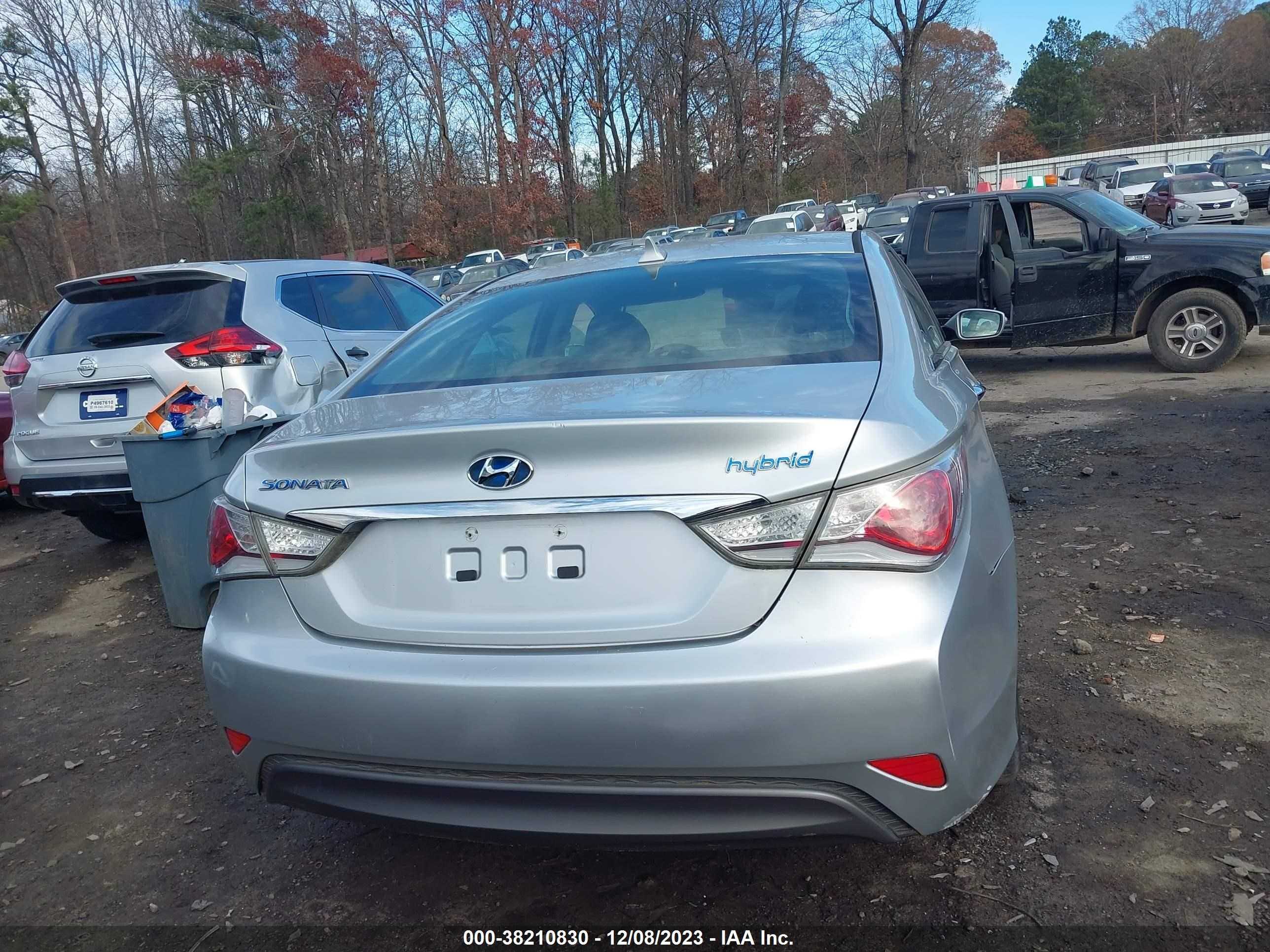 Photo 15 VIN: KMHEC4A40BA000899 - HYUNDAI SONATA 