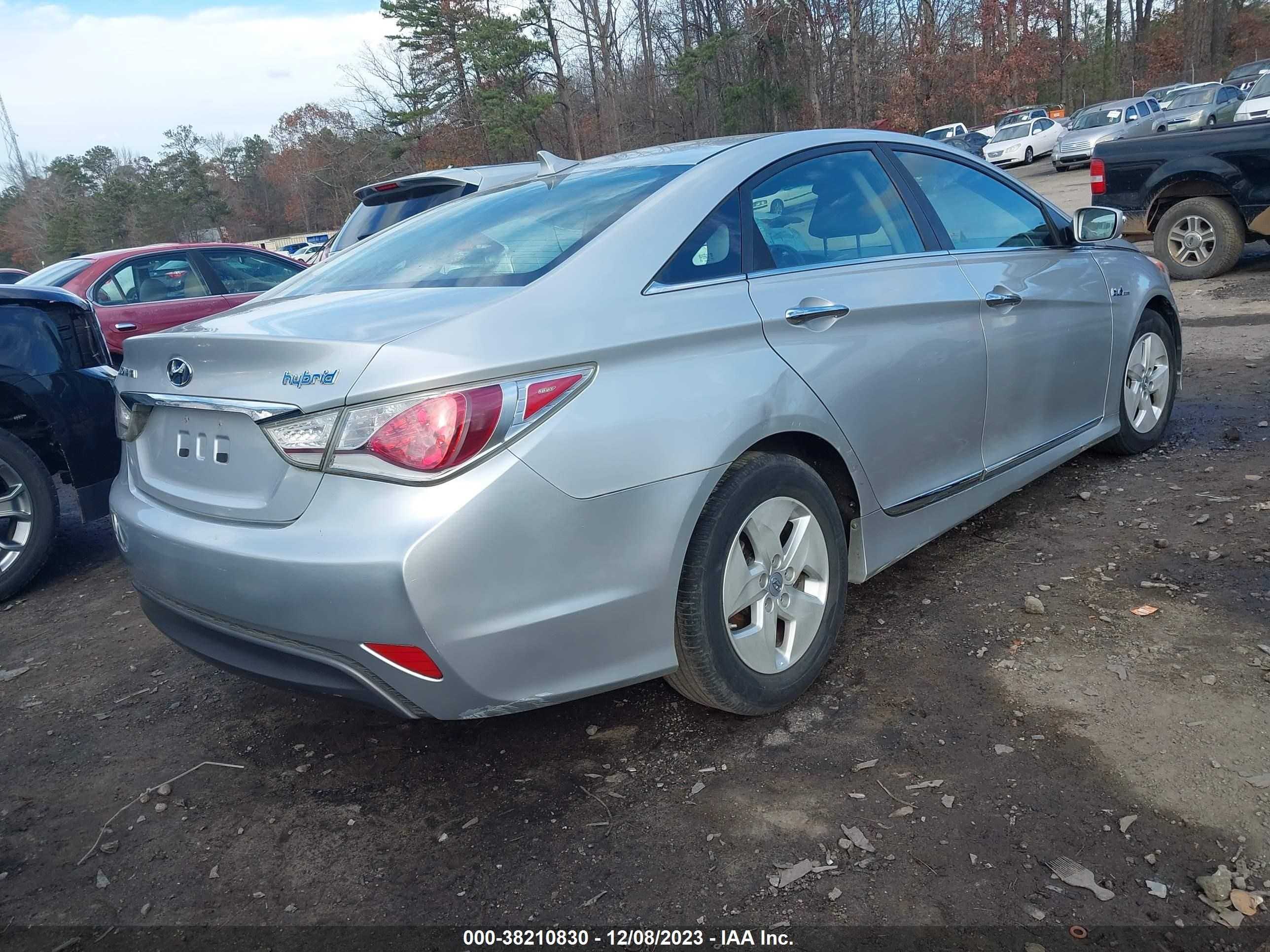 Photo 3 VIN: KMHEC4A40BA000899 - HYUNDAI SONATA 