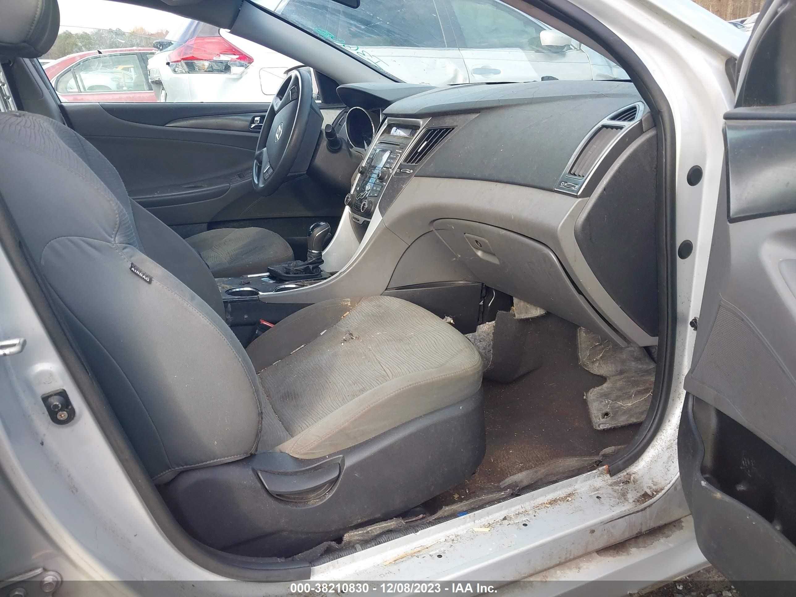 Photo 4 VIN: KMHEC4A40BA000899 - HYUNDAI SONATA 