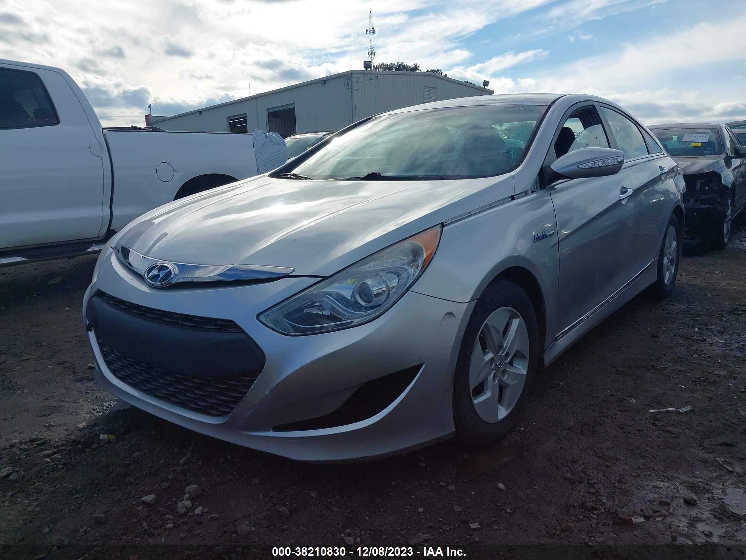 Photo 5 VIN: KMHEC4A40BA000899 - HYUNDAI SONATA 