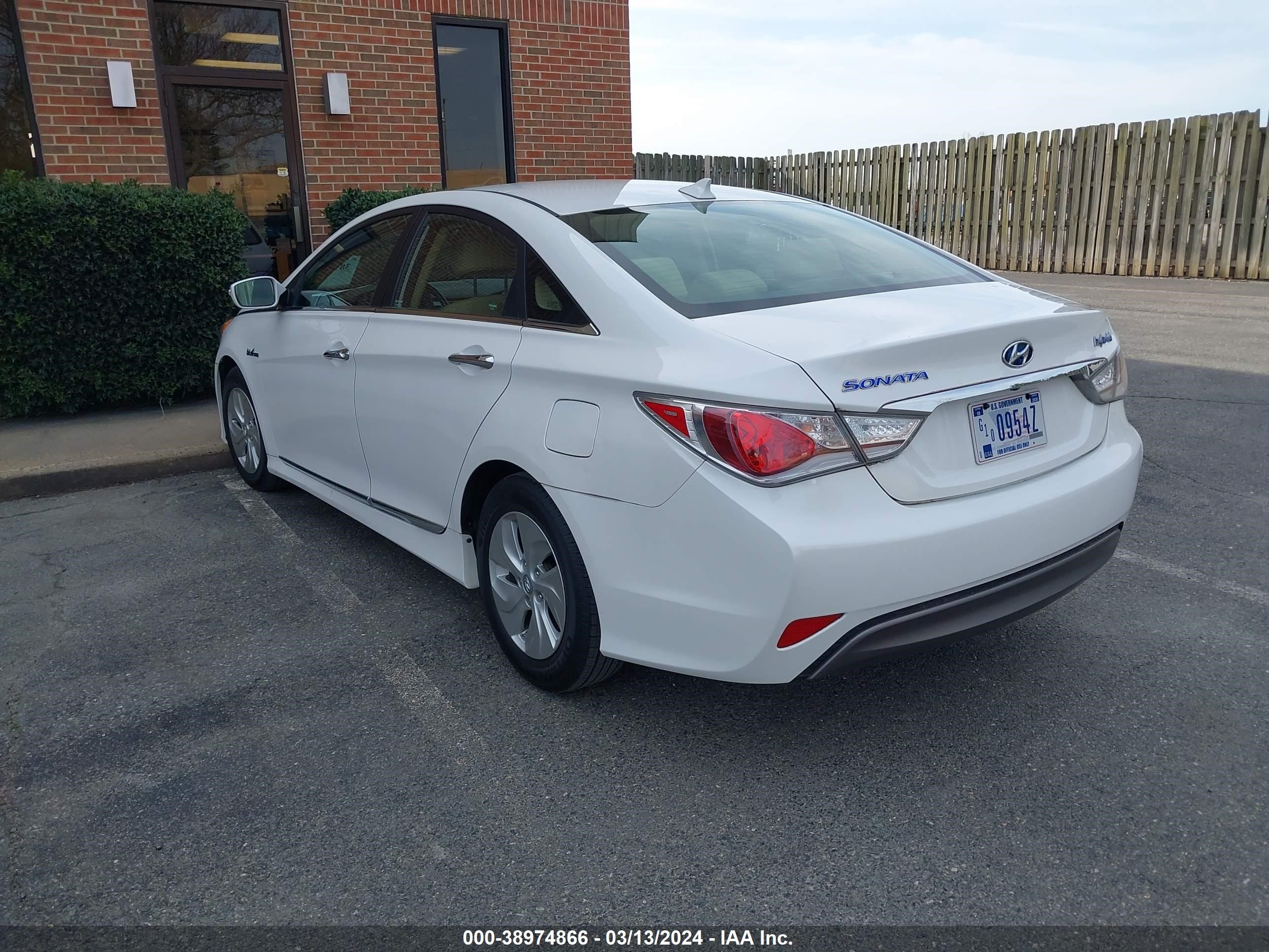 Photo 2 VIN: KMHEC4A40FA119607 - HYUNDAI SONATA 