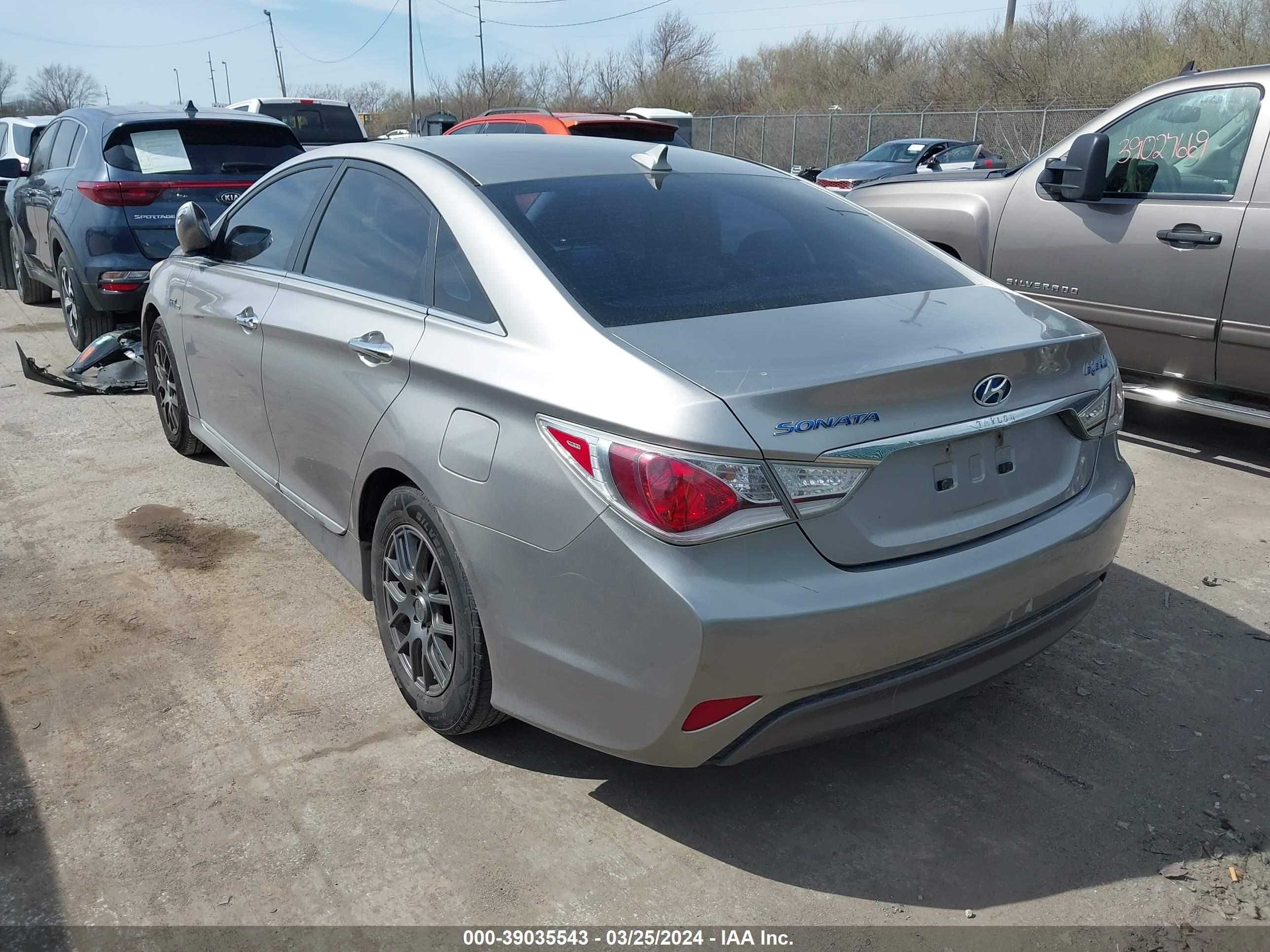 Photo 2 VIN: KMHEC4A41BA006016 - HYUNDAI SONATA 