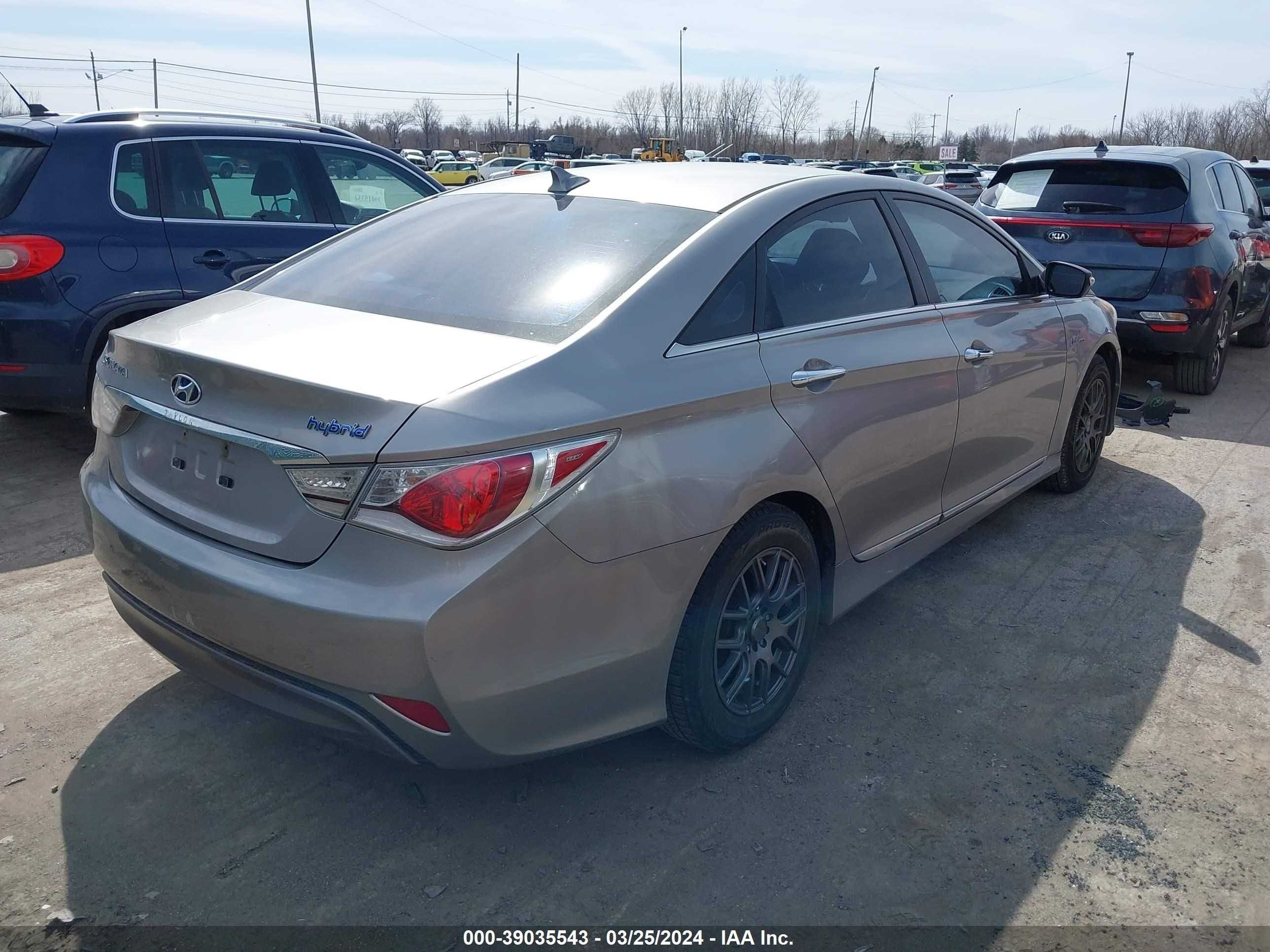 Photo 3 VIN: KMHEC4A41BA006016 - HYUNDAI SONATA 