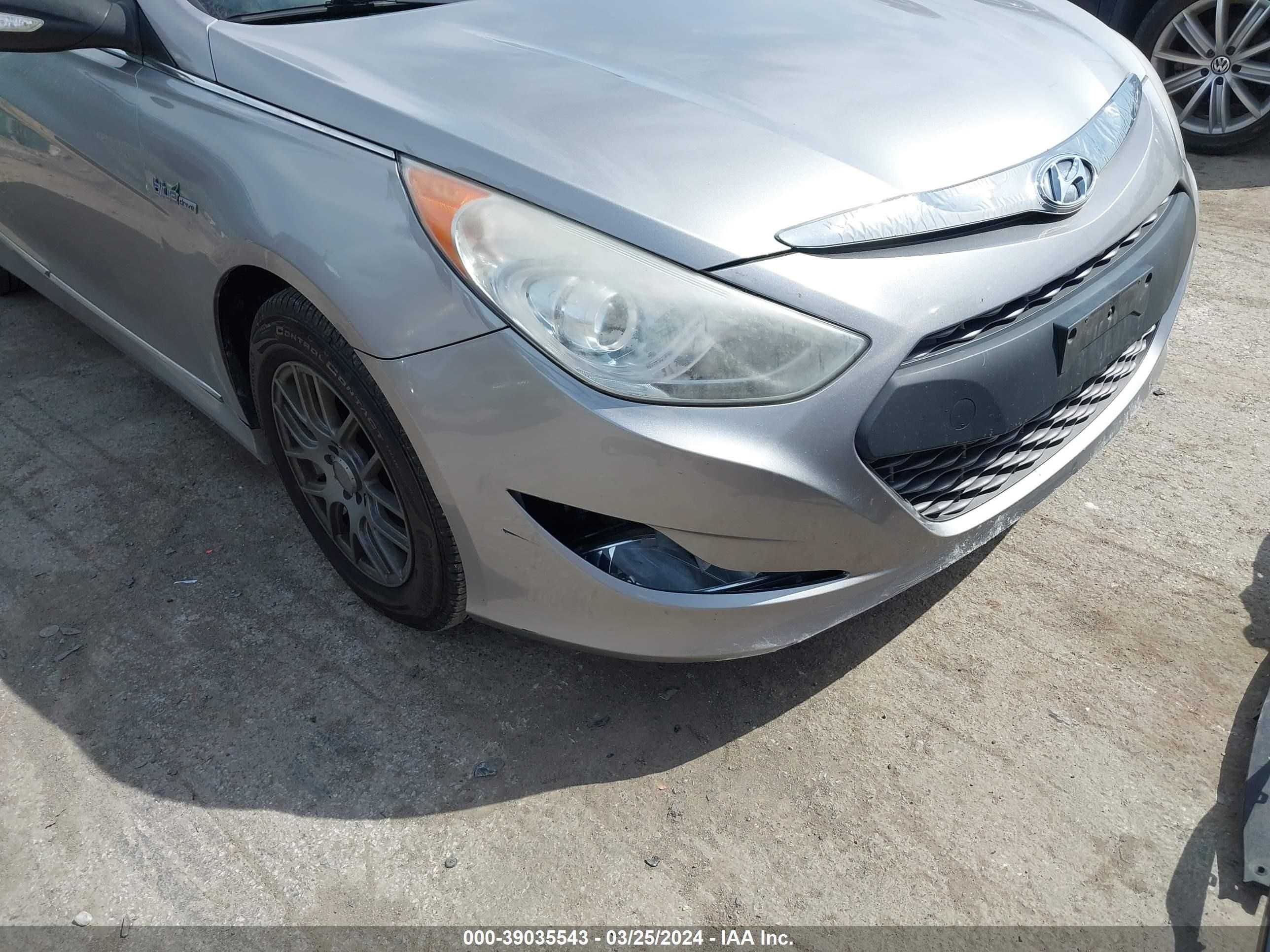 Photo 5 VIN: KMHEC4A41BA006016 - HYUNDAI SONATA 