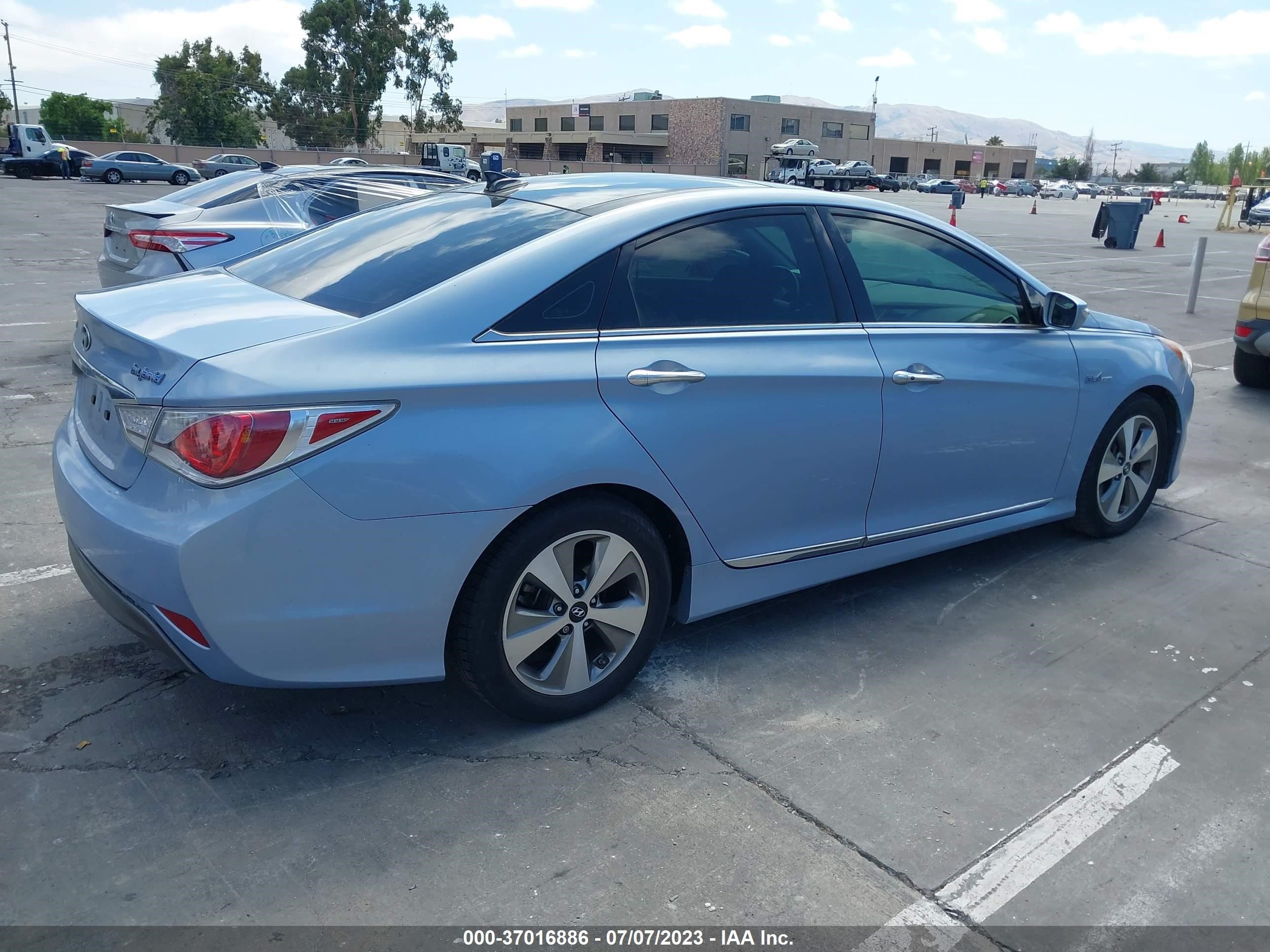 Photo 3 VIN: KMHEC4A41CA024694 - HYUNDAI SONATA 