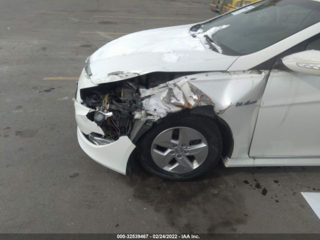 Photo 5 VIN: KMHEC4A41CA057811 - HYUNDAI SONATA 