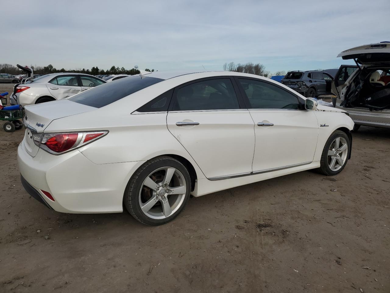 Photo 2 VIN: KMHEC4A41DA087974 - HYUNDAI SONATA 